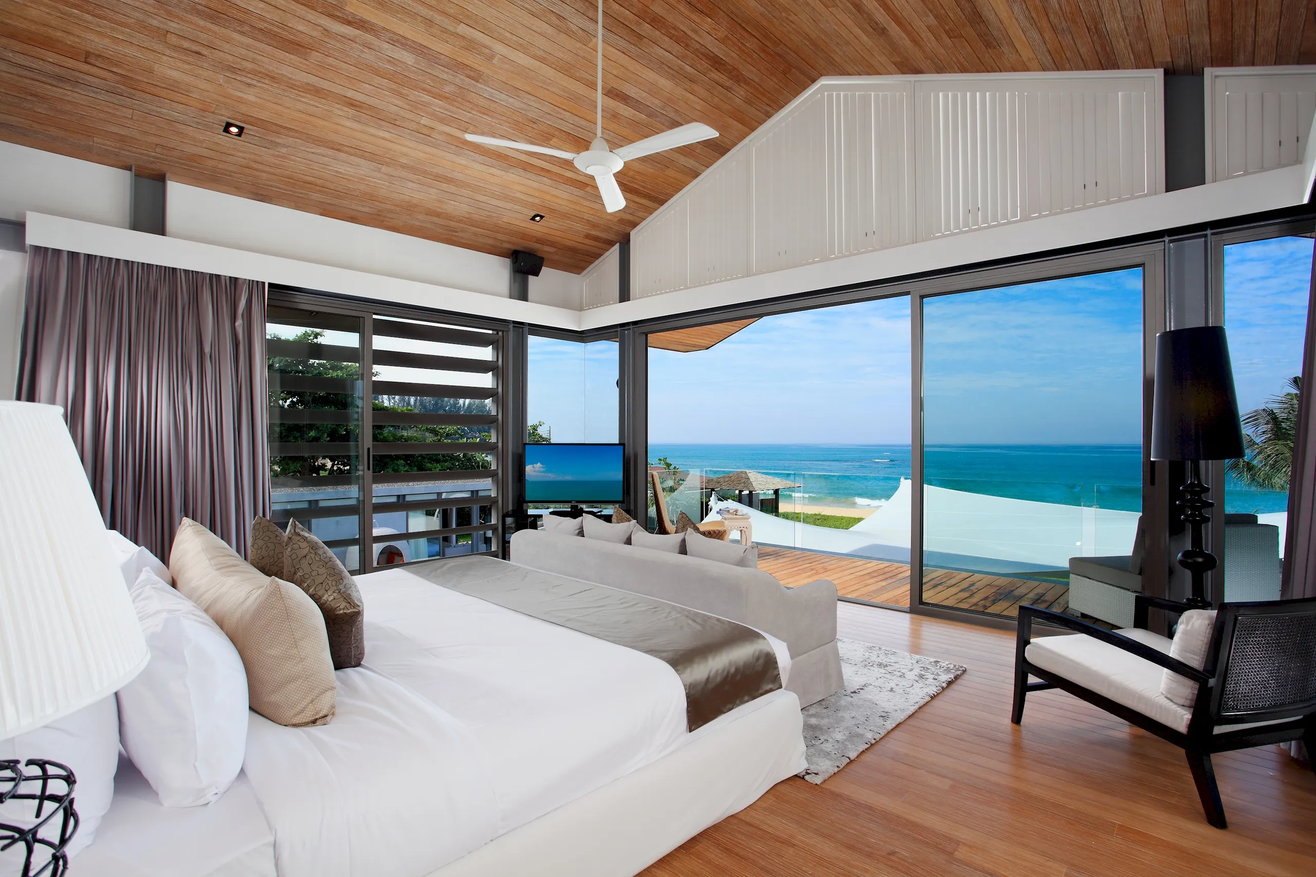 Pristine Tropical Retreat with Ocean Views — photograph 9