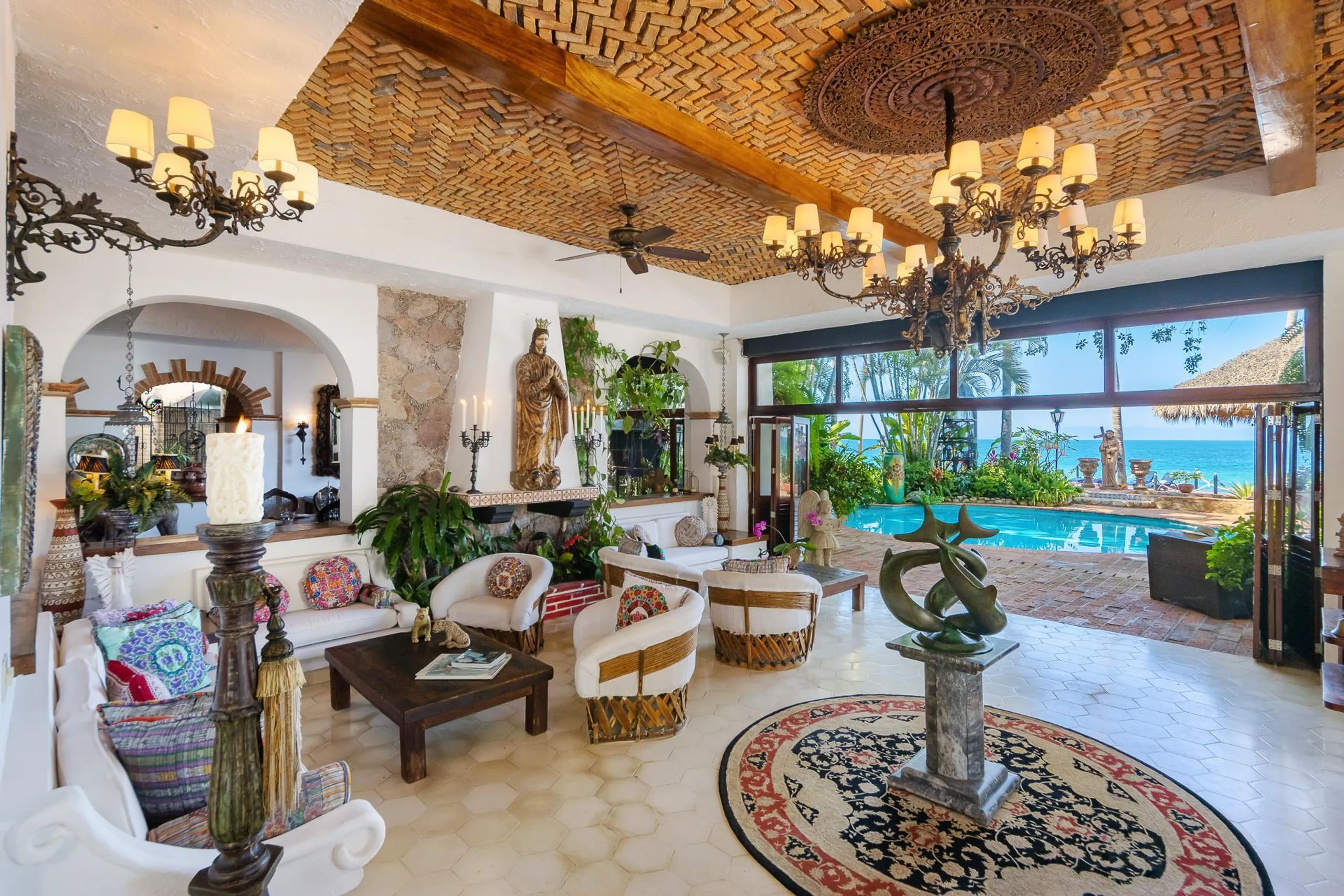Gorgeous Beachfront Hacienda with Private Pool and Lush Tropic Grounds — photograph 4