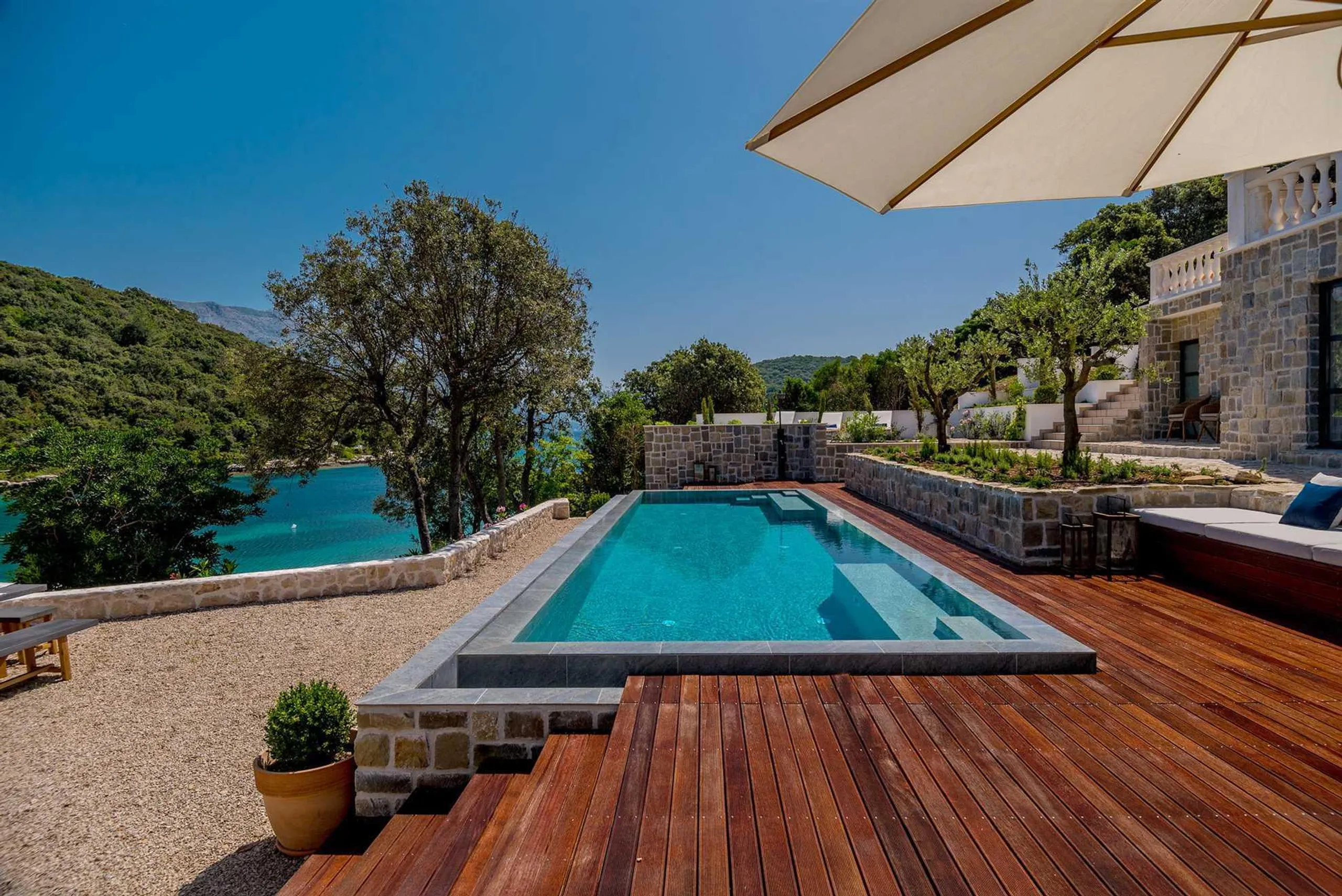 Invigorating Beachfront Villa with Infinity Pool on Korcula Island — photograph 2