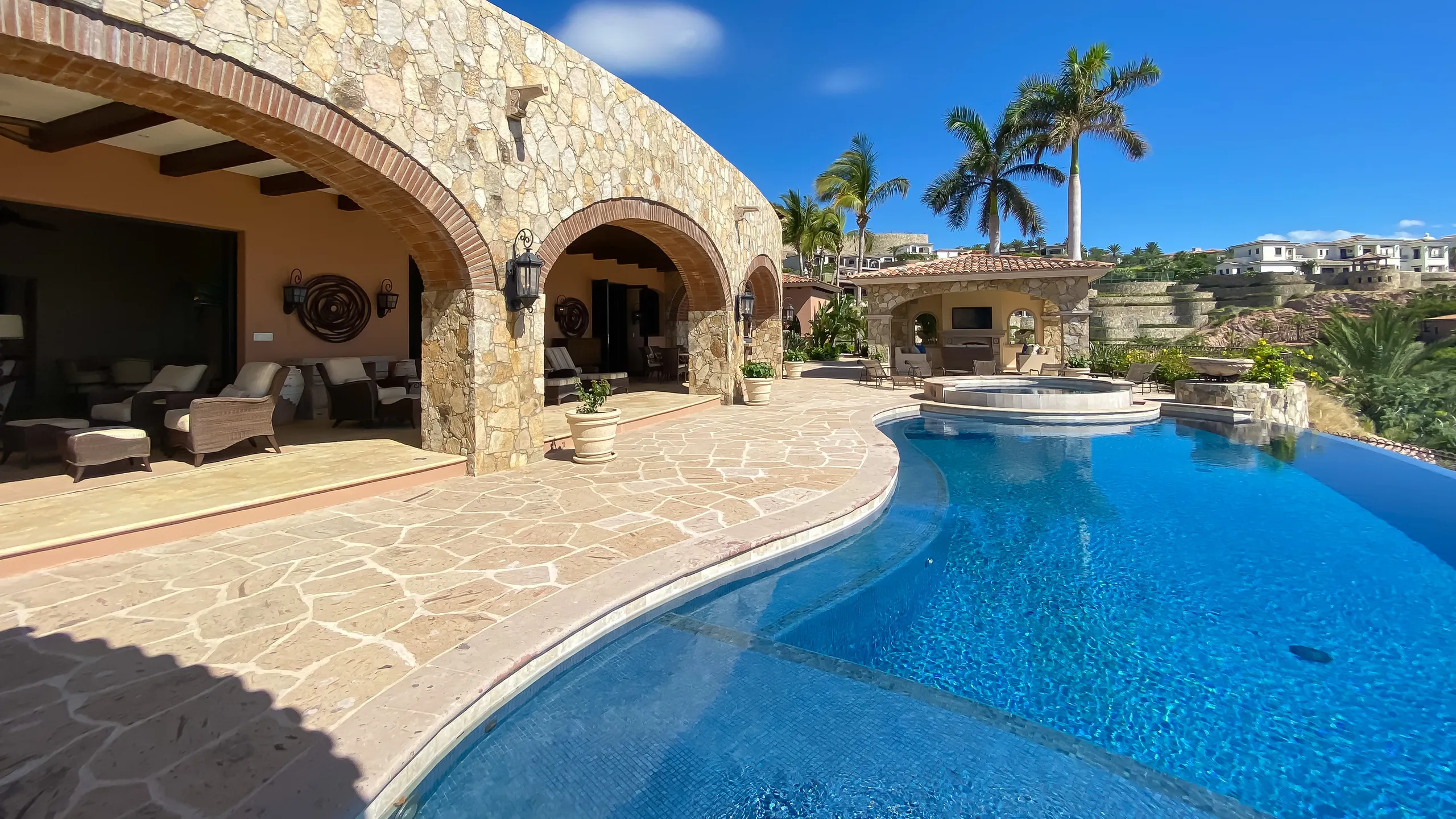 High-End Palmilla Villa with Infinity Pool and Stunning Waterfront Views — photograph 4