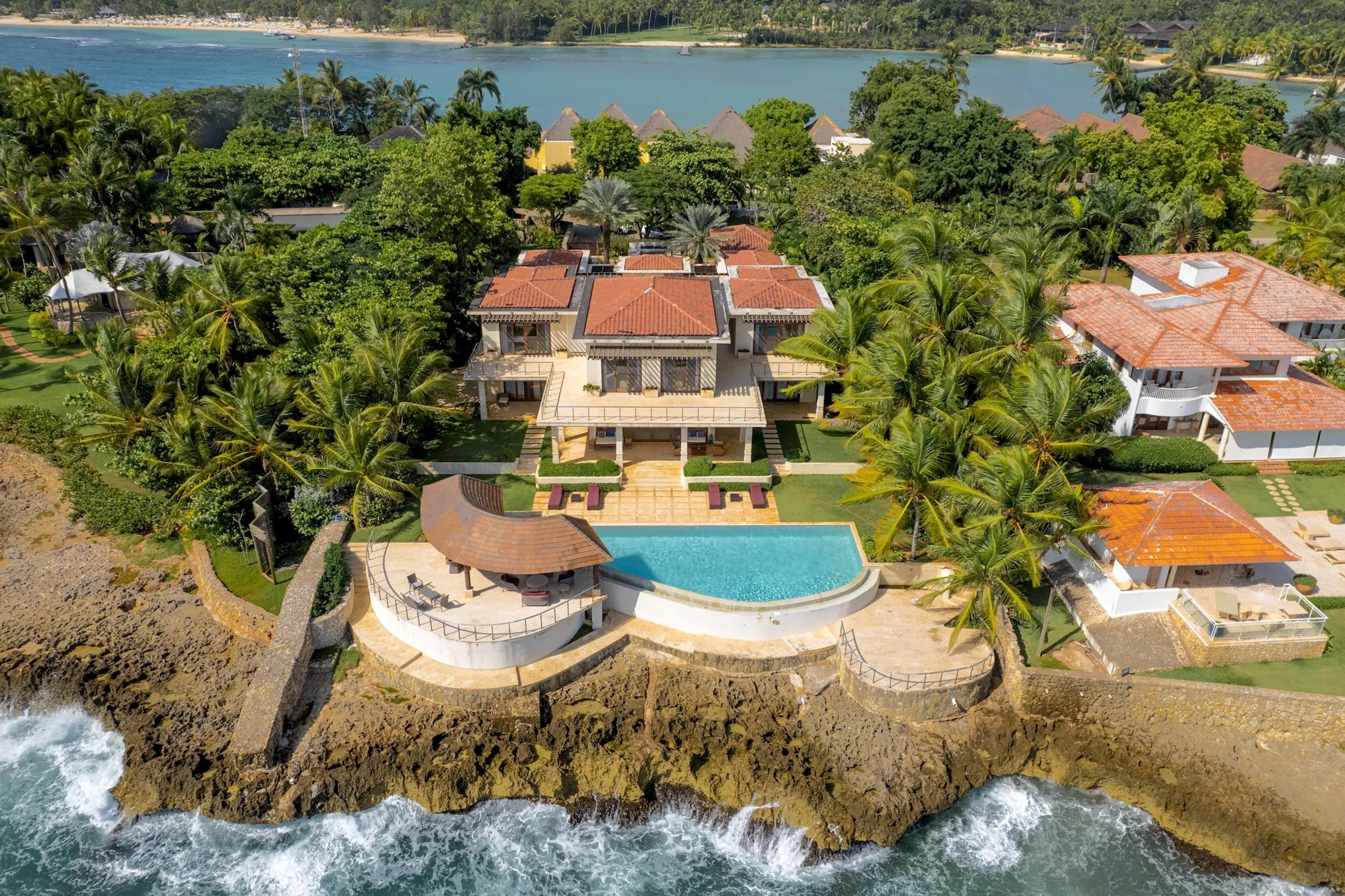 Pristine Oceanview Villa with Luxury Pool, La Romana