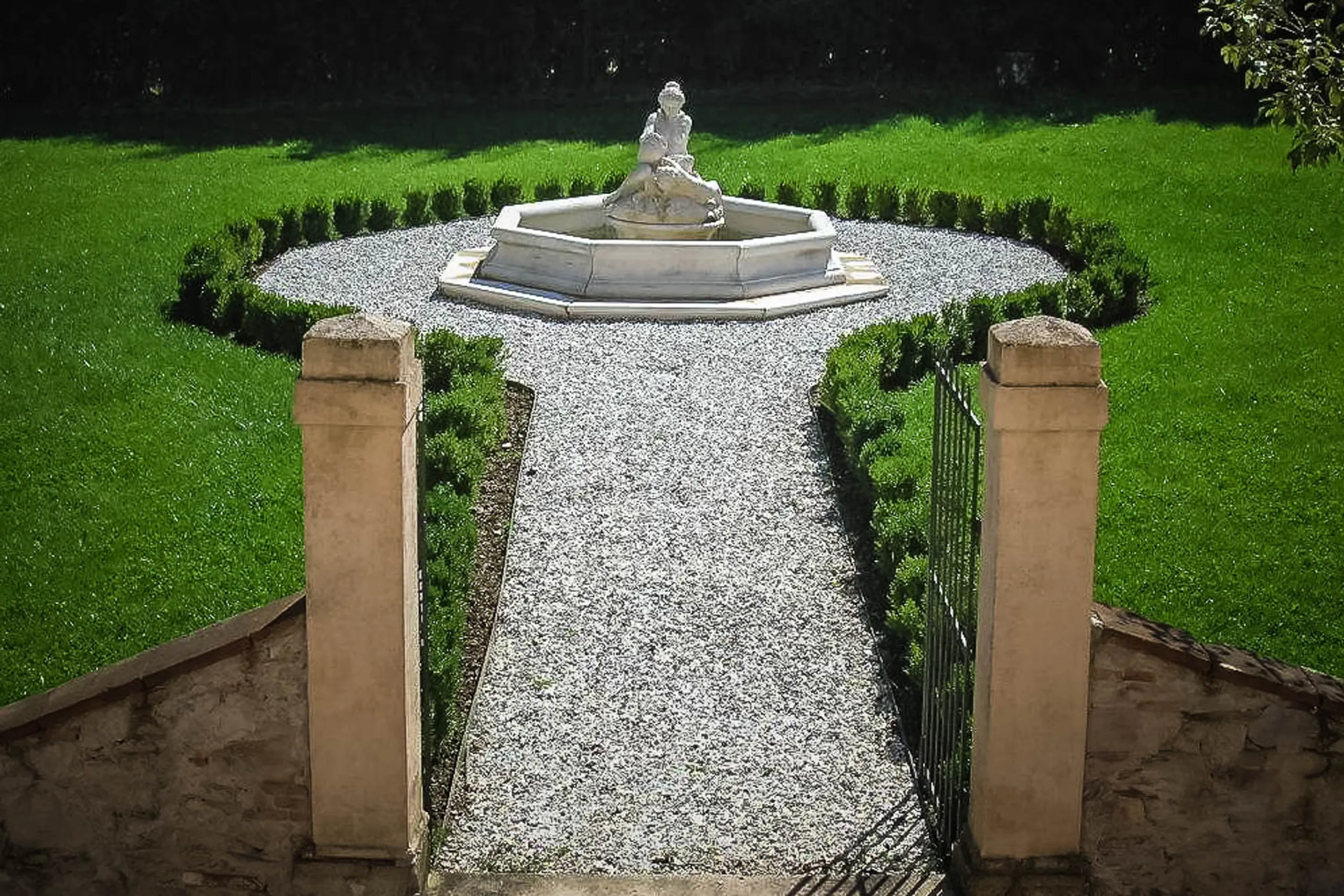 Regal 17th-Century Haven with Romanesque-Style Swimming Pool and Gardens — photograph 2