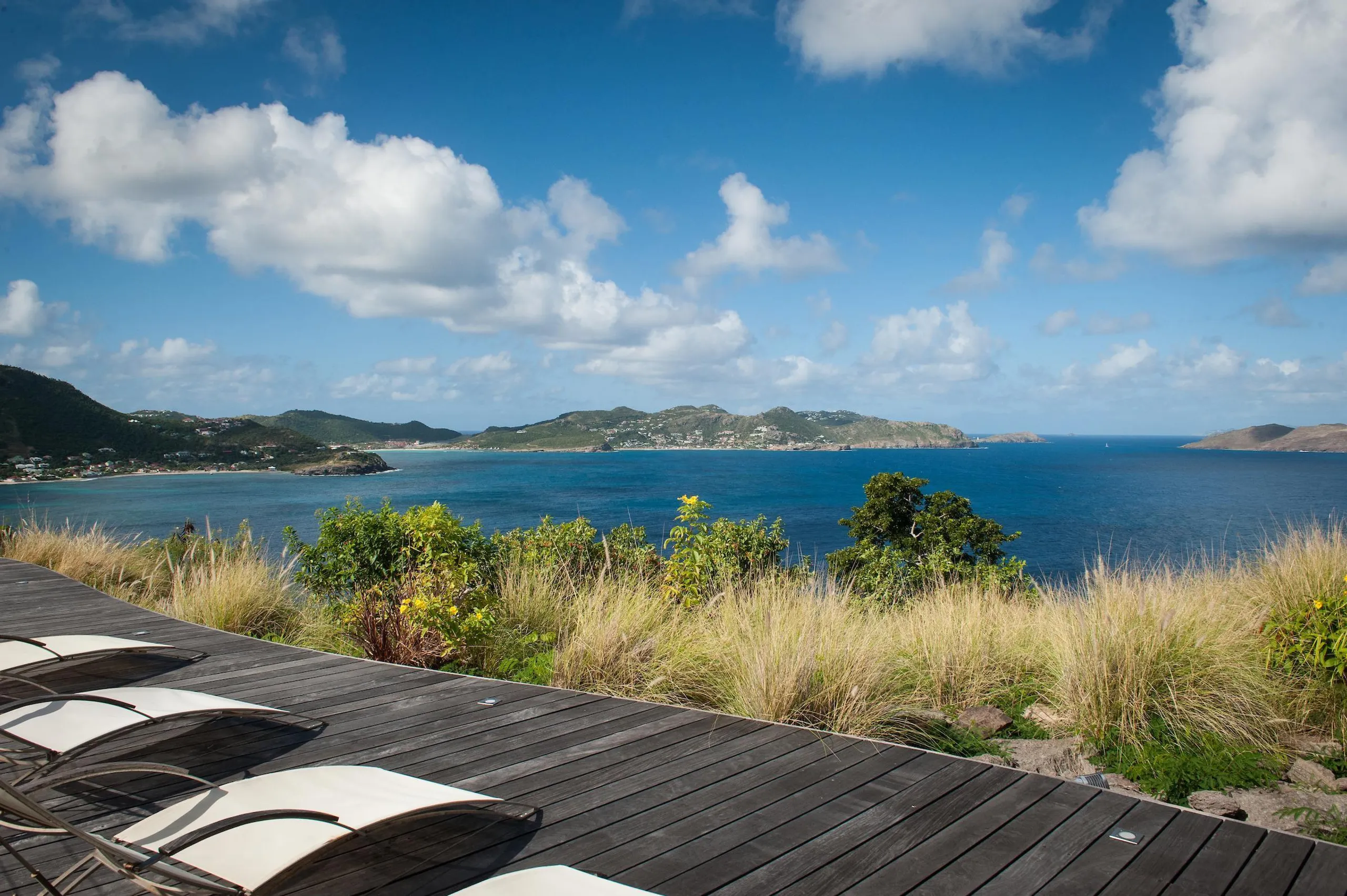 Shimmering Caribbean Villa with Infinity Pool and Ocean Views — photograph 4