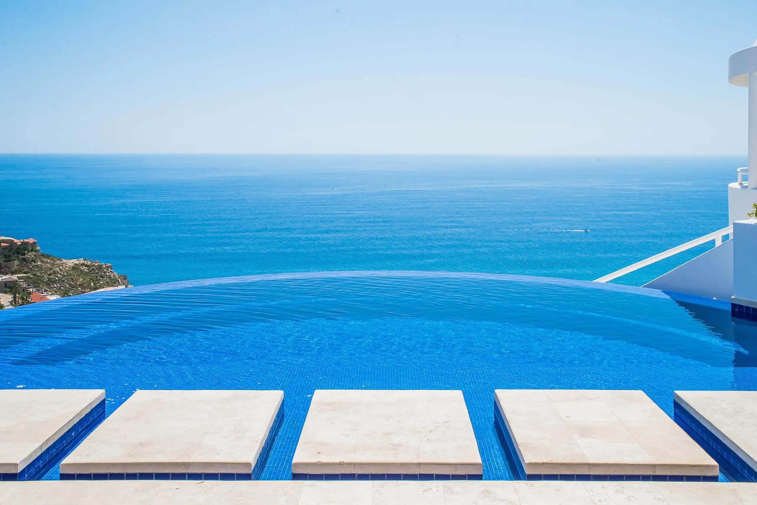 Elegant Mediterranean-style Villa with Infinity Pool and Blue Ocean Views — photograph 3