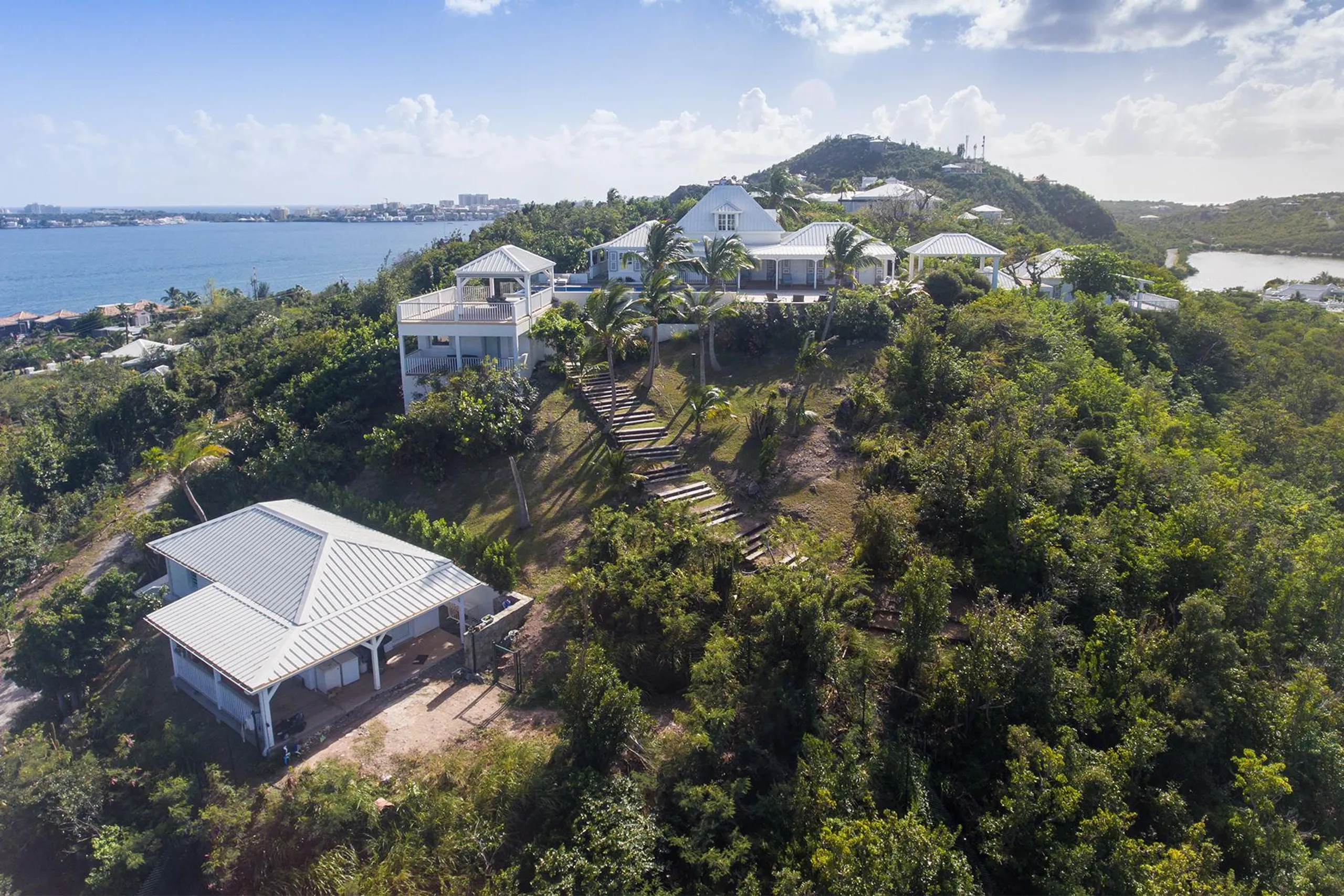 French Caribbean Architecture with Modern Interiors Villa with 270 Degree Views of the Caribbean and Infinity Pool — photograph 9