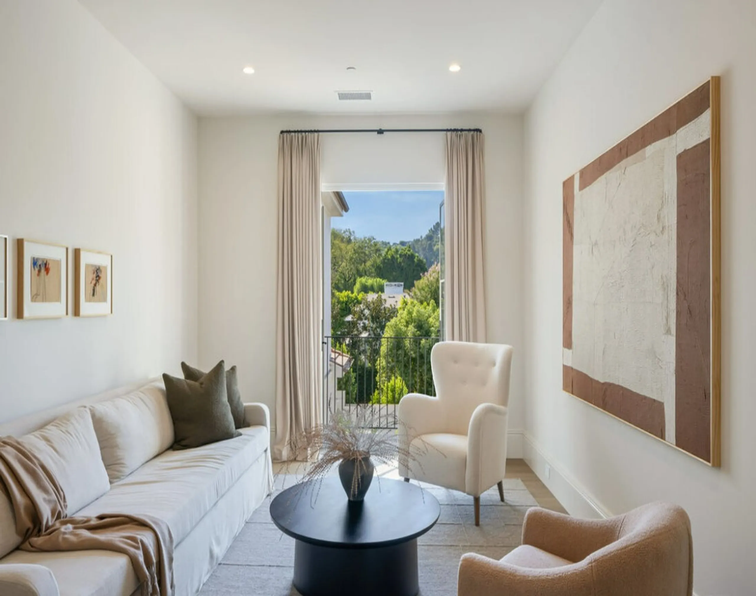 Outstanding Hillside Estate with Panoramic Views — photograph 12