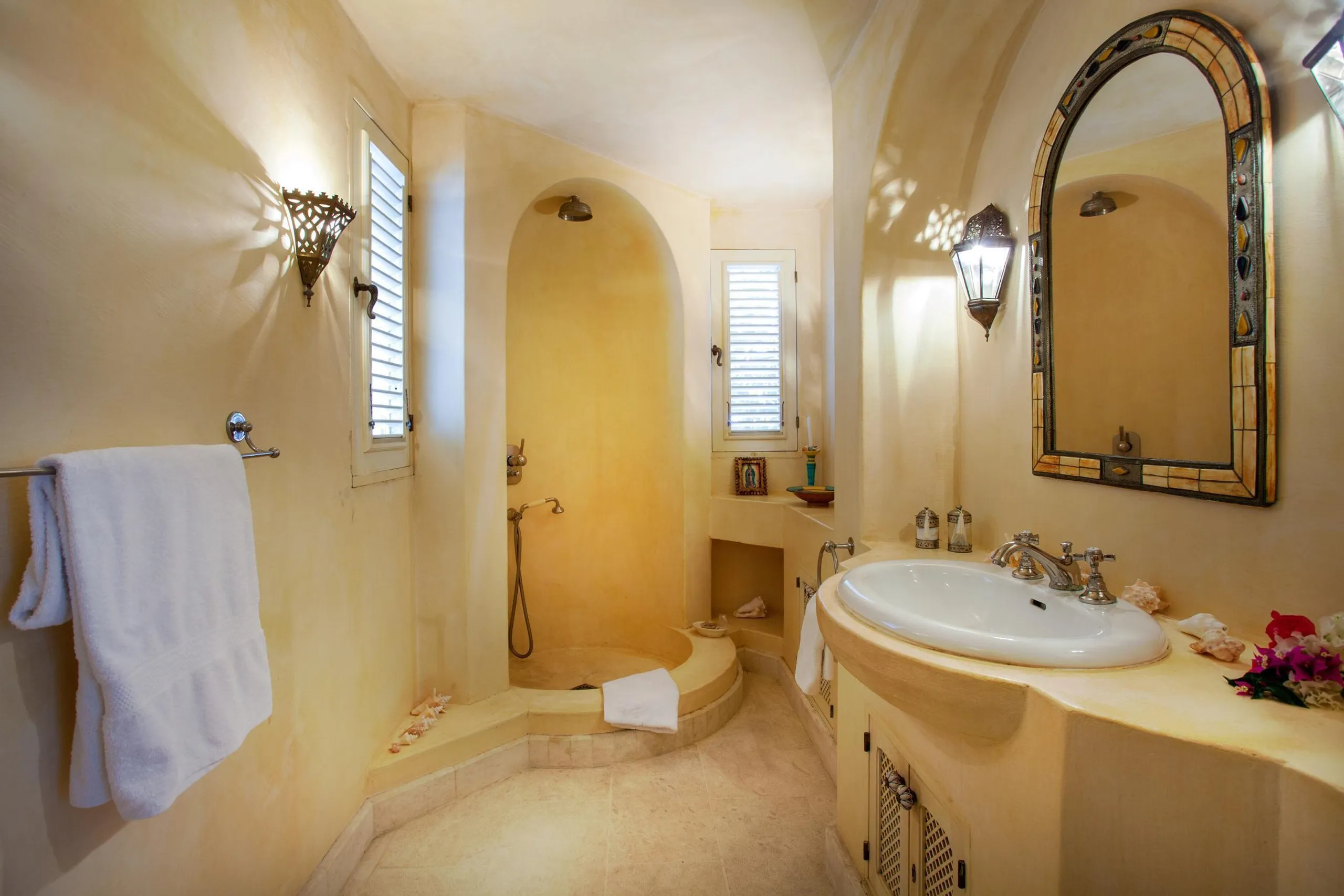 Spectacular Seafront Villa with Private Pool and Walks to Beach — photograph 8