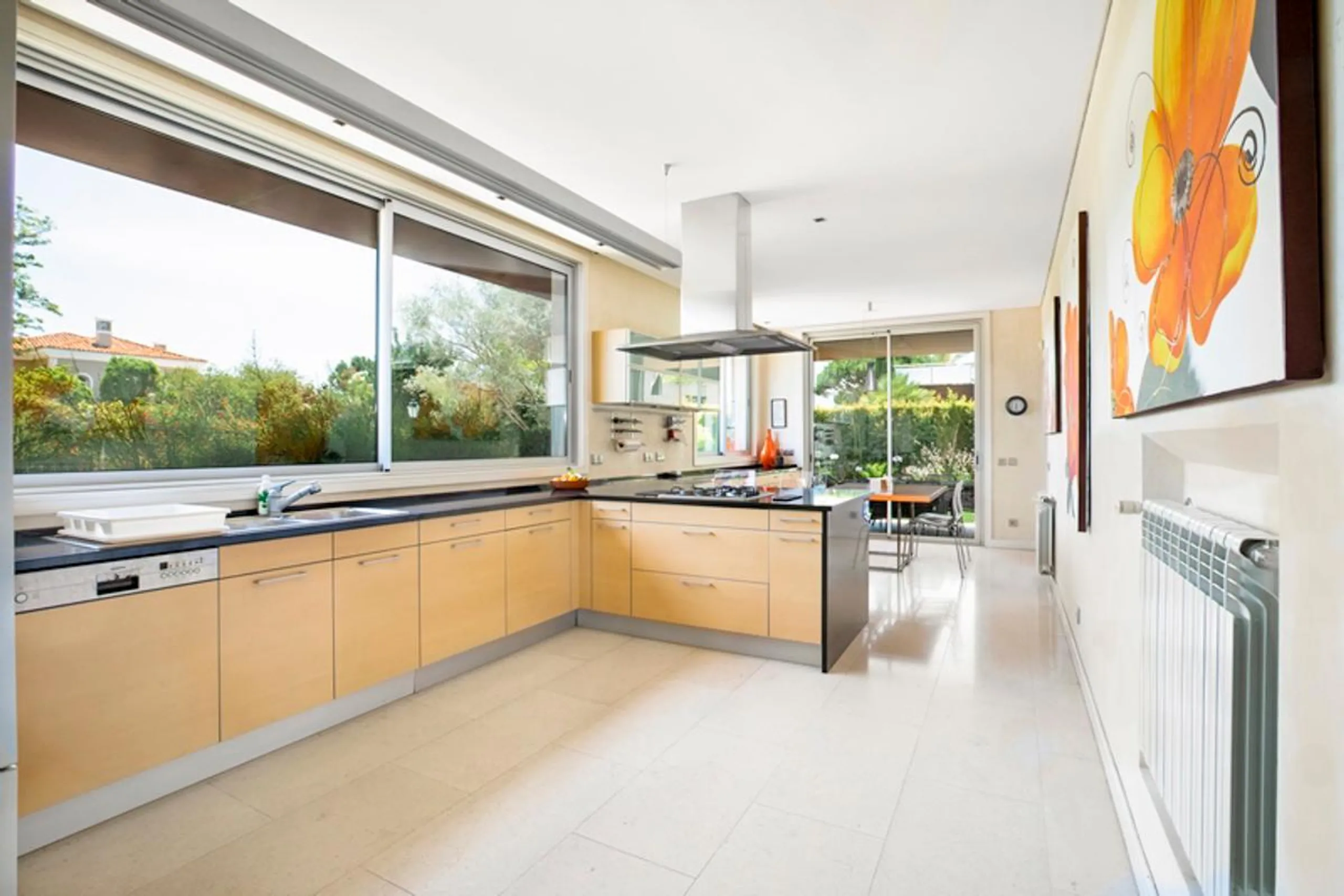 Lavish 5-Bedroom Villa with Private Pool, Golf Course Views and Modern Amenities — photograph 10