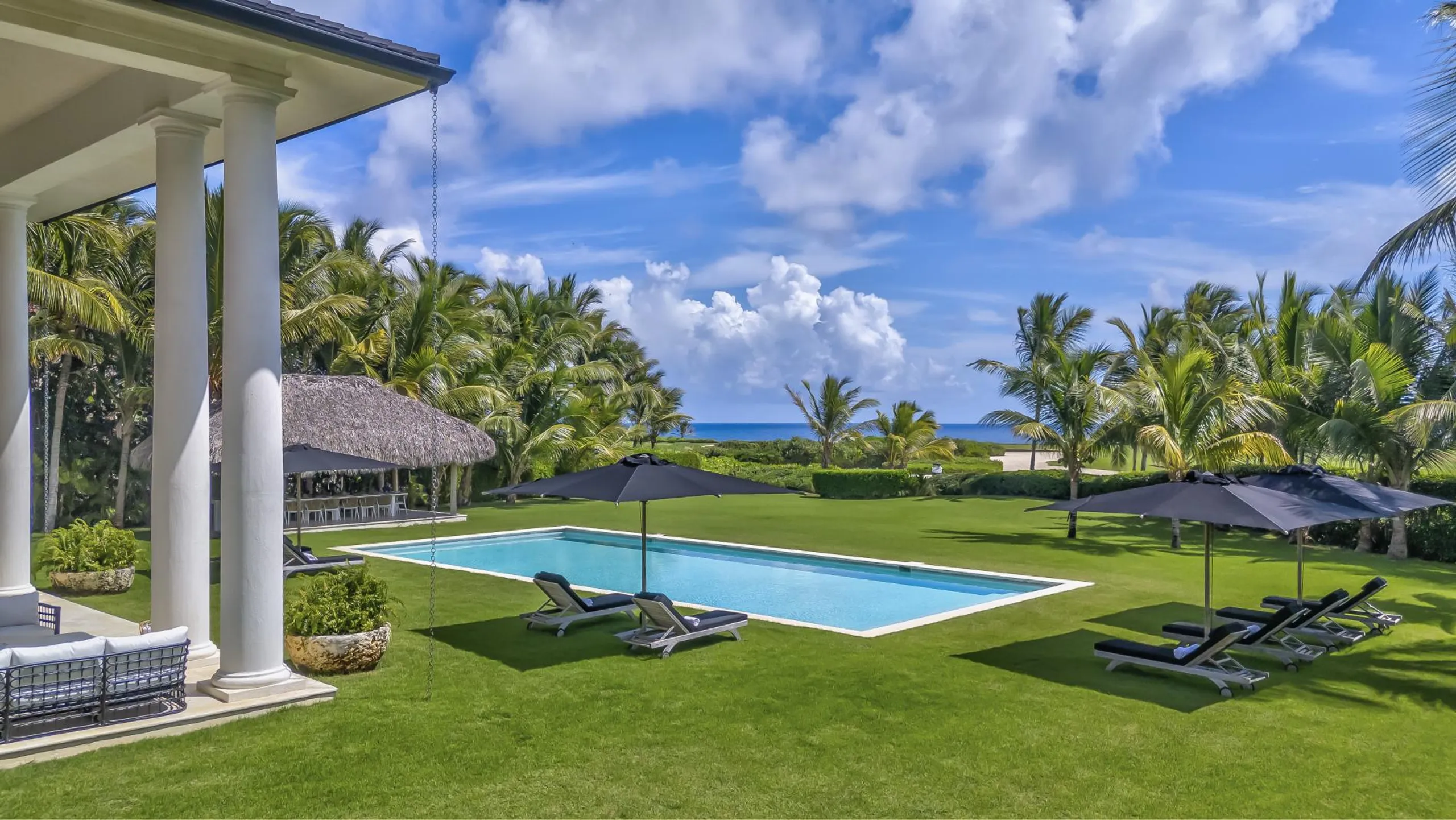 Elegant Coastal Villa with Pool and Lush Gardens — photograph 2