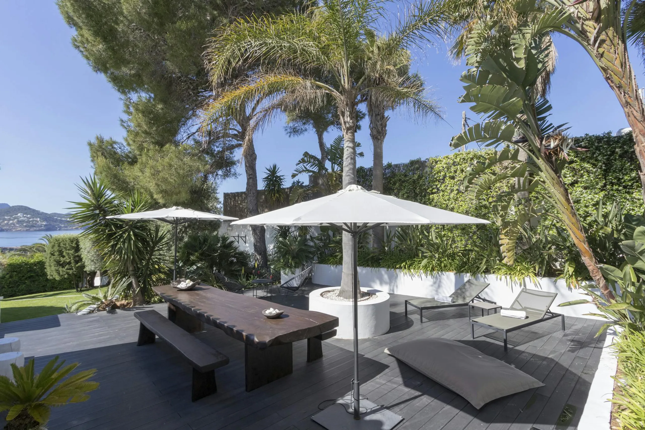 Deluxe Oceanview Villa in Ibiza with Infinity Pool and Sun Deck — photograph 12