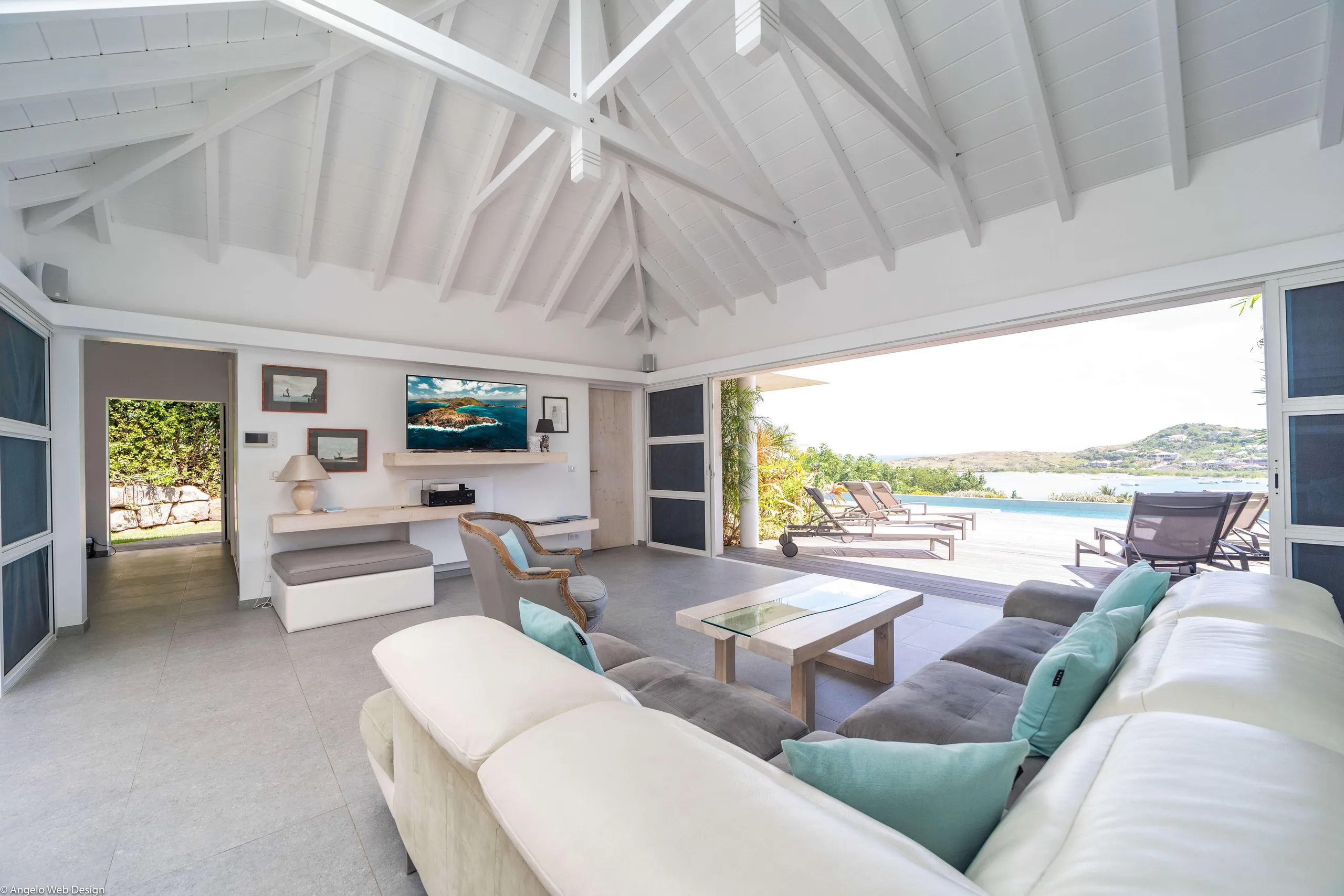 Modern and Aesthetic Styled Villa with Private Pool and Sea View — photograph 7