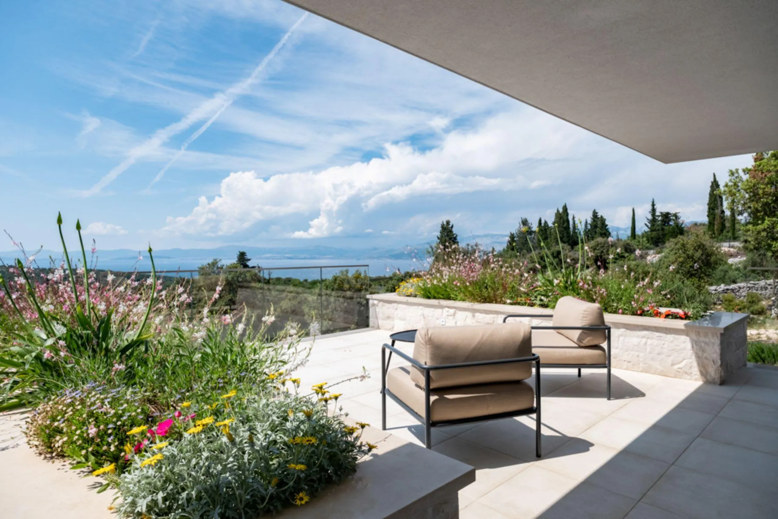 Invigorating Contemporary Villa with Private Pool and Garden View — photograph 5
