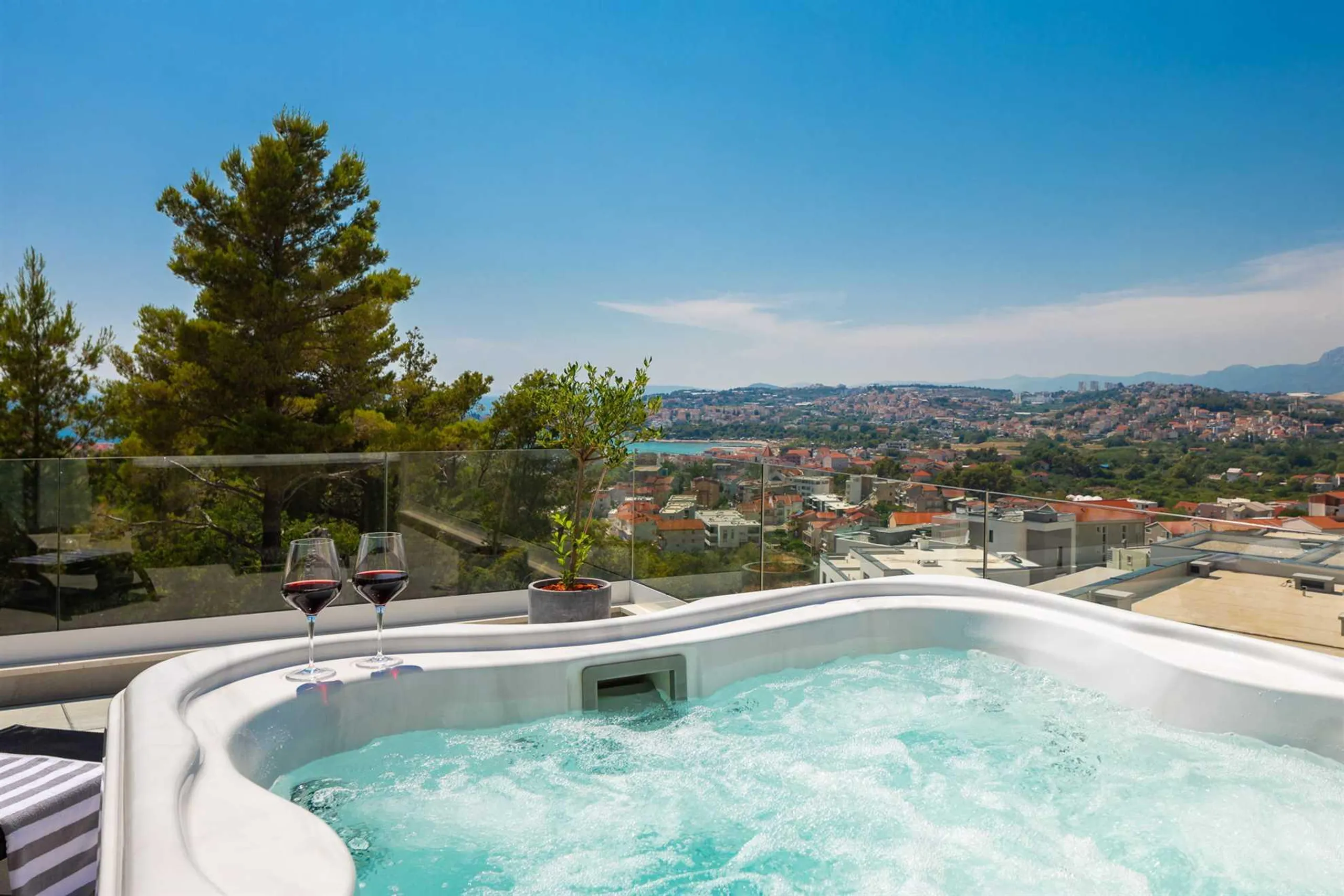 Alluring Contemporary Villa with Private Pool and Modern Kitchen — photograph 12