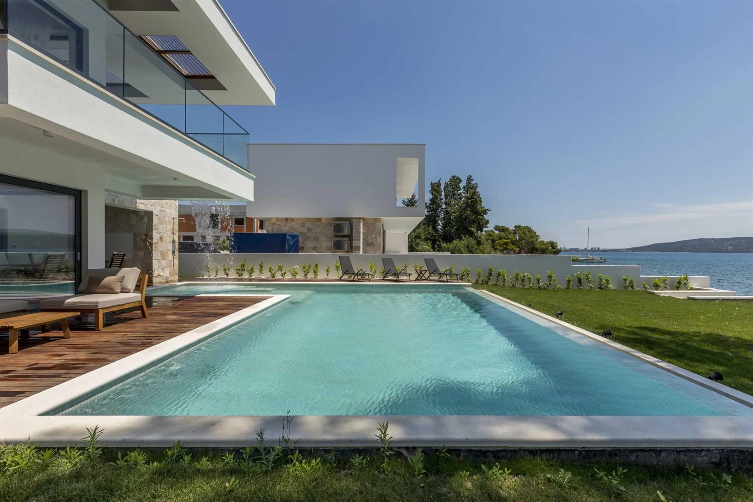 Gracefully Decorated 4-Bedroom Villa with Pool and Private Beach Access in Kastela — photograph 6