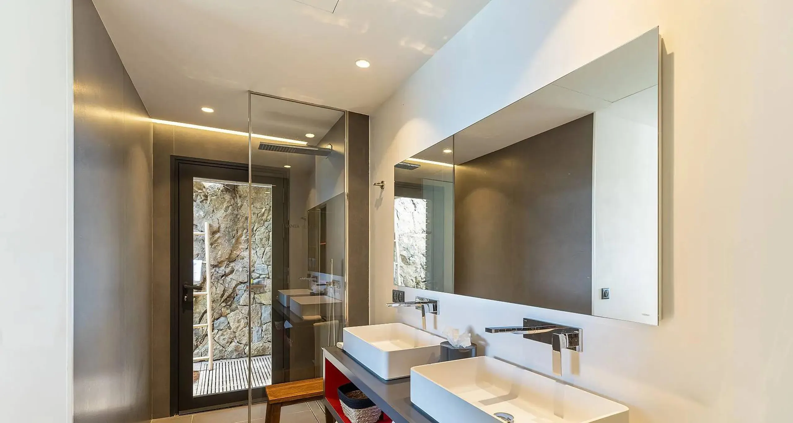 Elegant View Estate with Private Pool and Sweeping Ocean Views — photograph 11