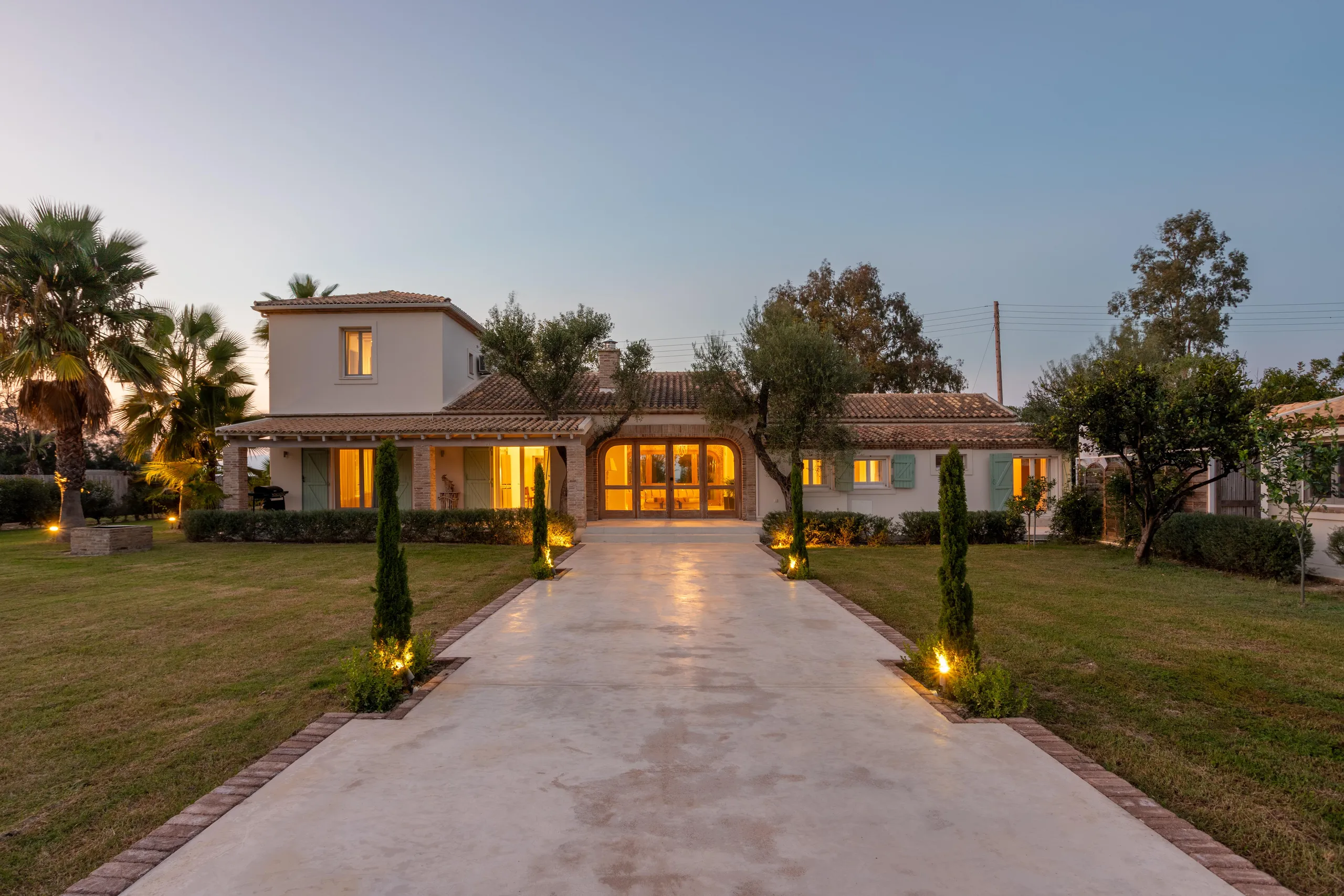 Luxurious Retreat with Majestic Mountain Views and Elegant Pool VILLAWAY® — photograph 3