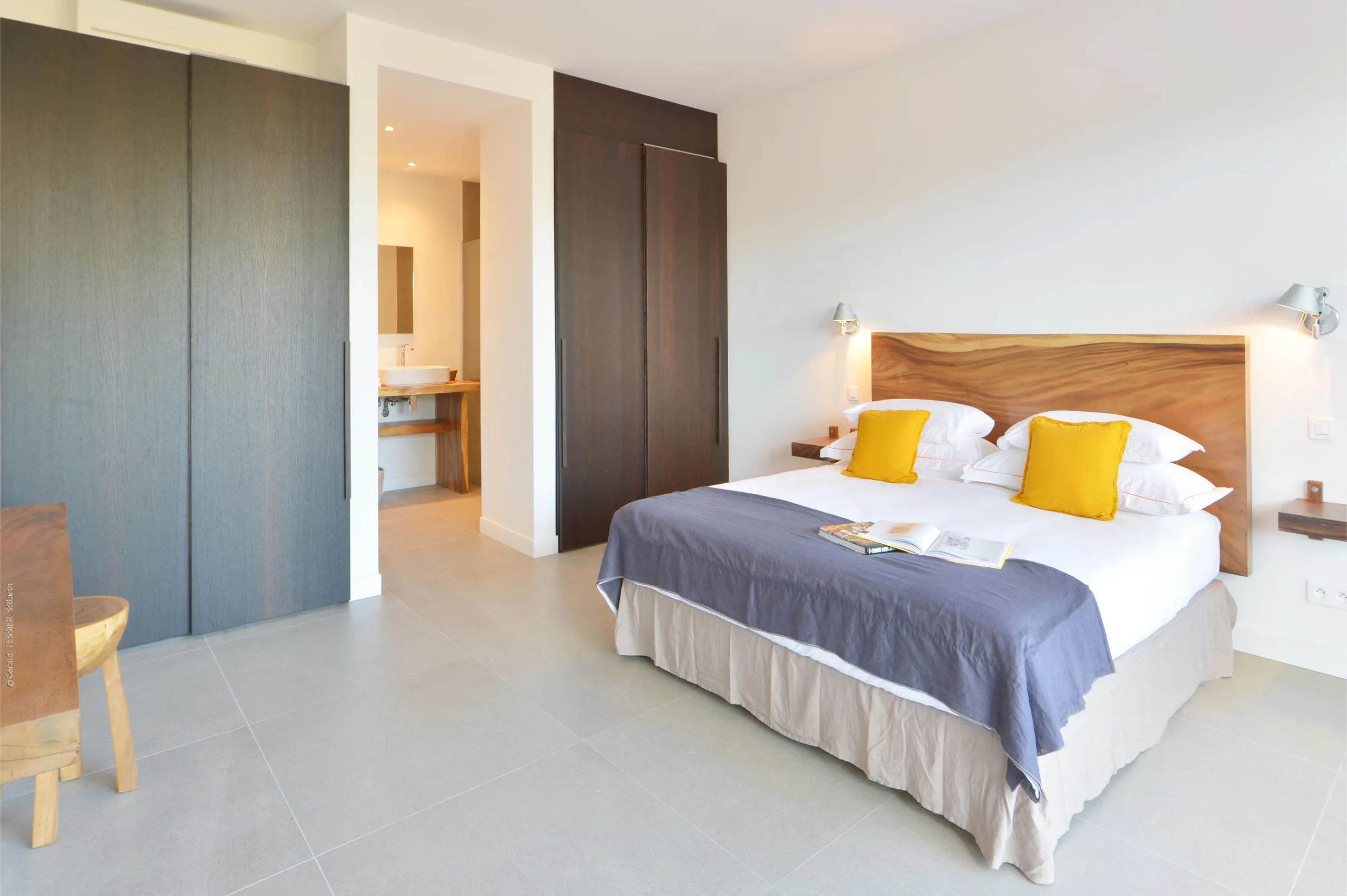 Captivating Seaside Villa with Infinity Pool and Walks to Beach — photograph 8