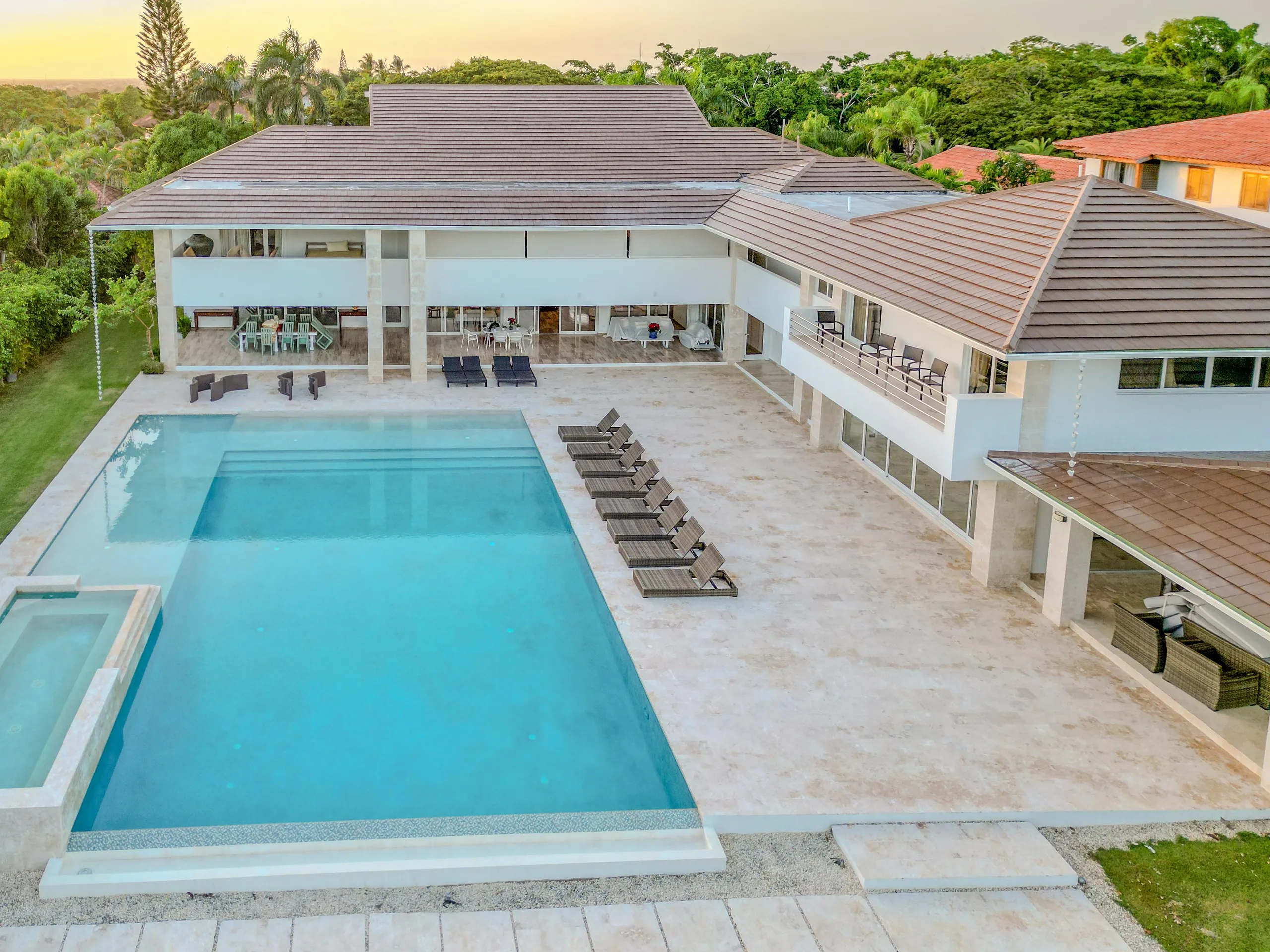 Radiant 6BR Villa with Private Pool, Surrounded by Ocean and Nature — photograph 4