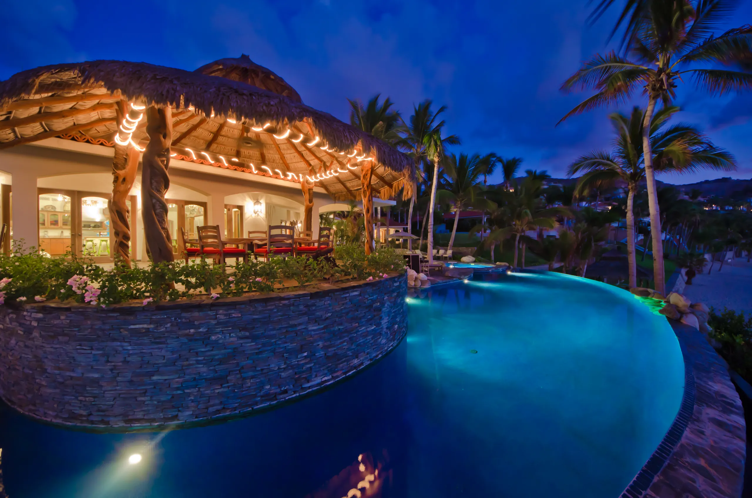 Stunning Beach Front Luxe Estate with Infinity Pool and Panoramic Ocean Villas — photograph 4