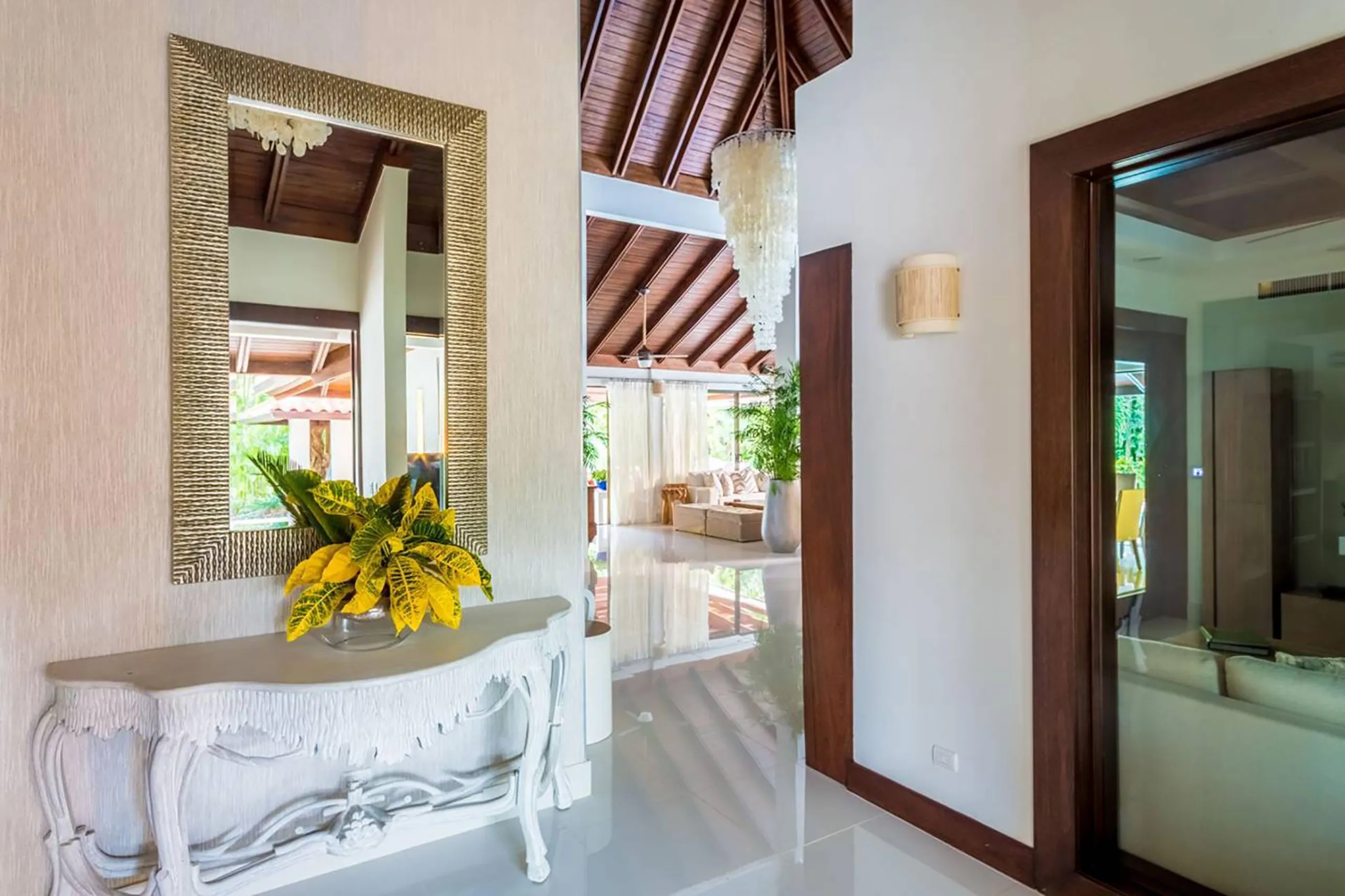 Modern Tropical Villa With Coastal Breeze — photograph 8