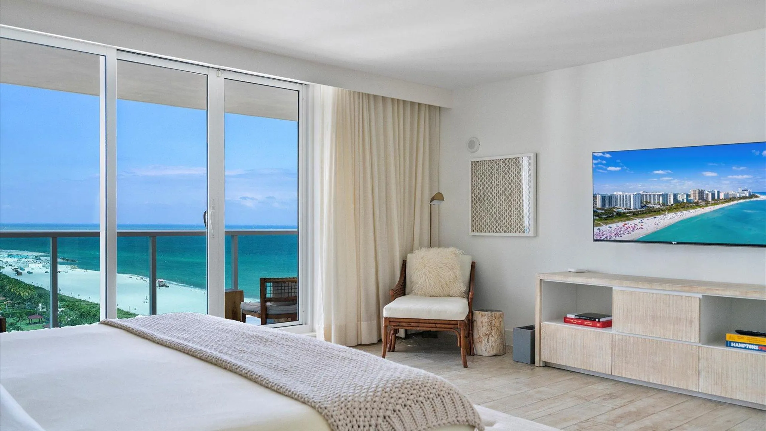 Superb Oceanside Retreat with Stunning Views — photograph 7