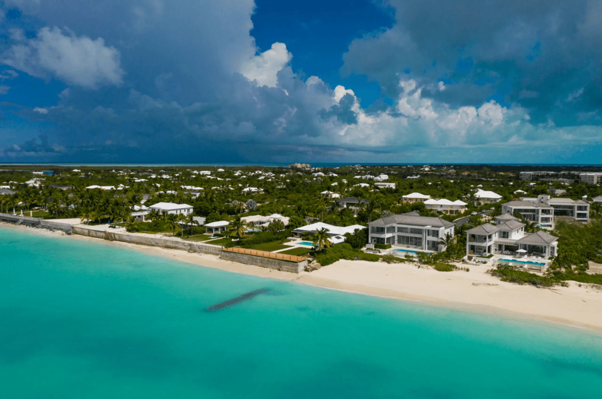 Extraordinary Villa with Caribbean Contemporary Design and Stunning Beachfront — photograph 10