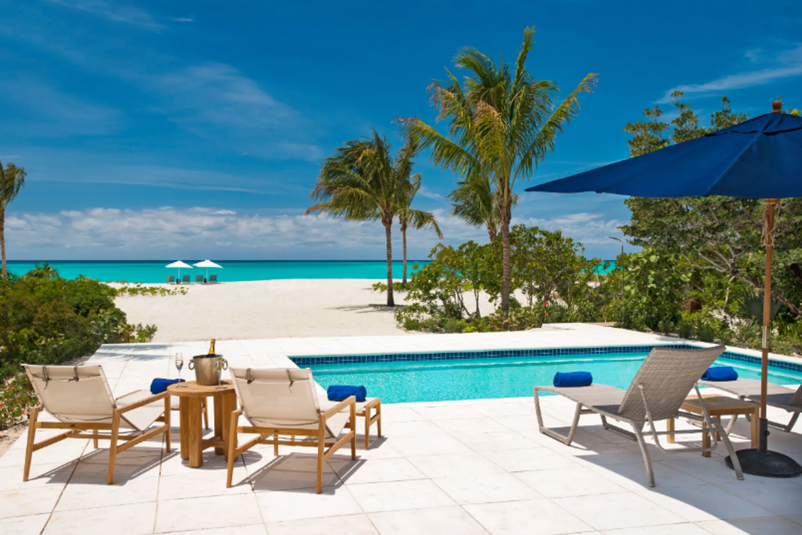 Timeless Beach House Experience with Stunning Views of Shimmering Sea — photograph 3