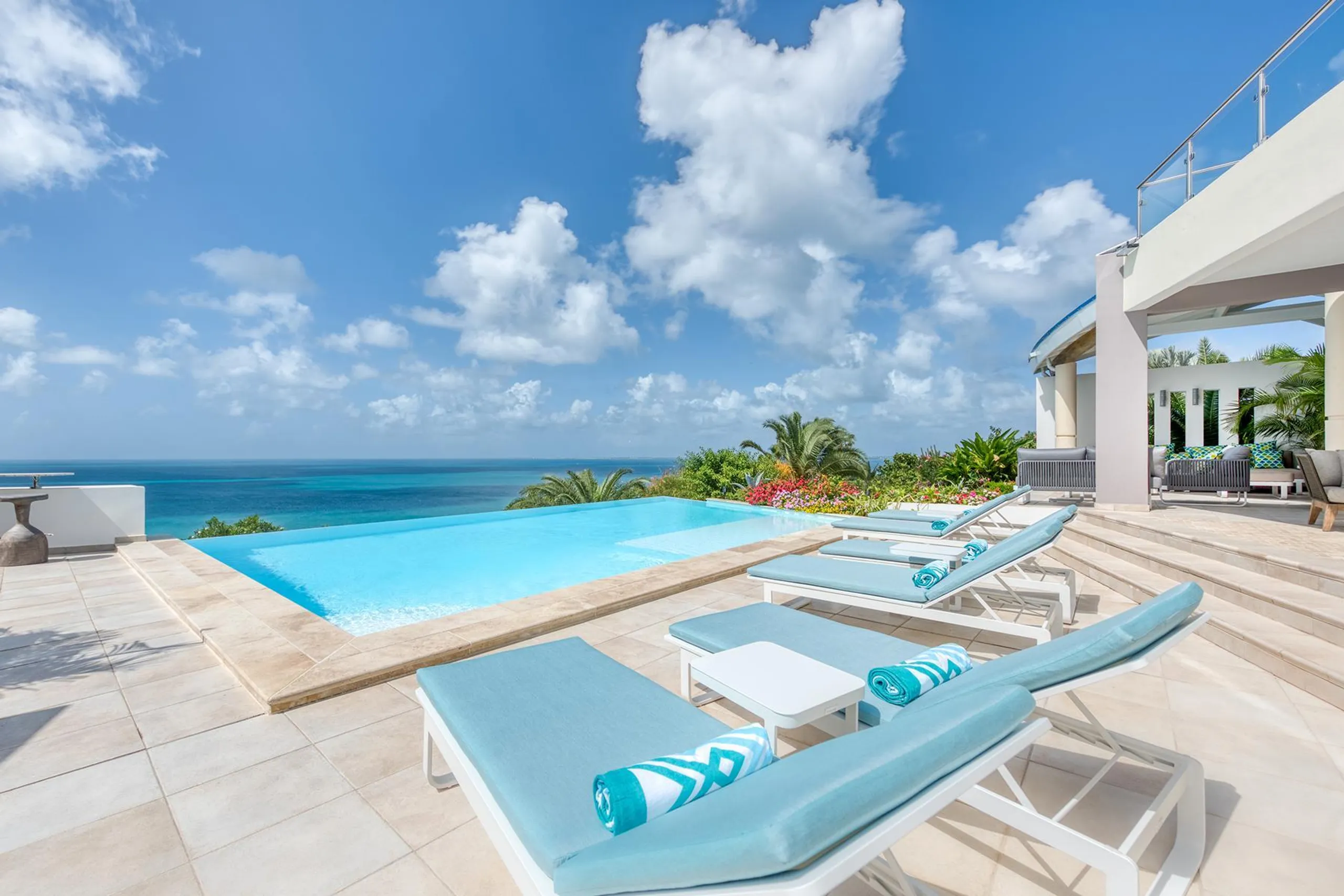 Modern Contemporary Villa with Infinity Pool and Panoramic Ocean Views — photograph 2