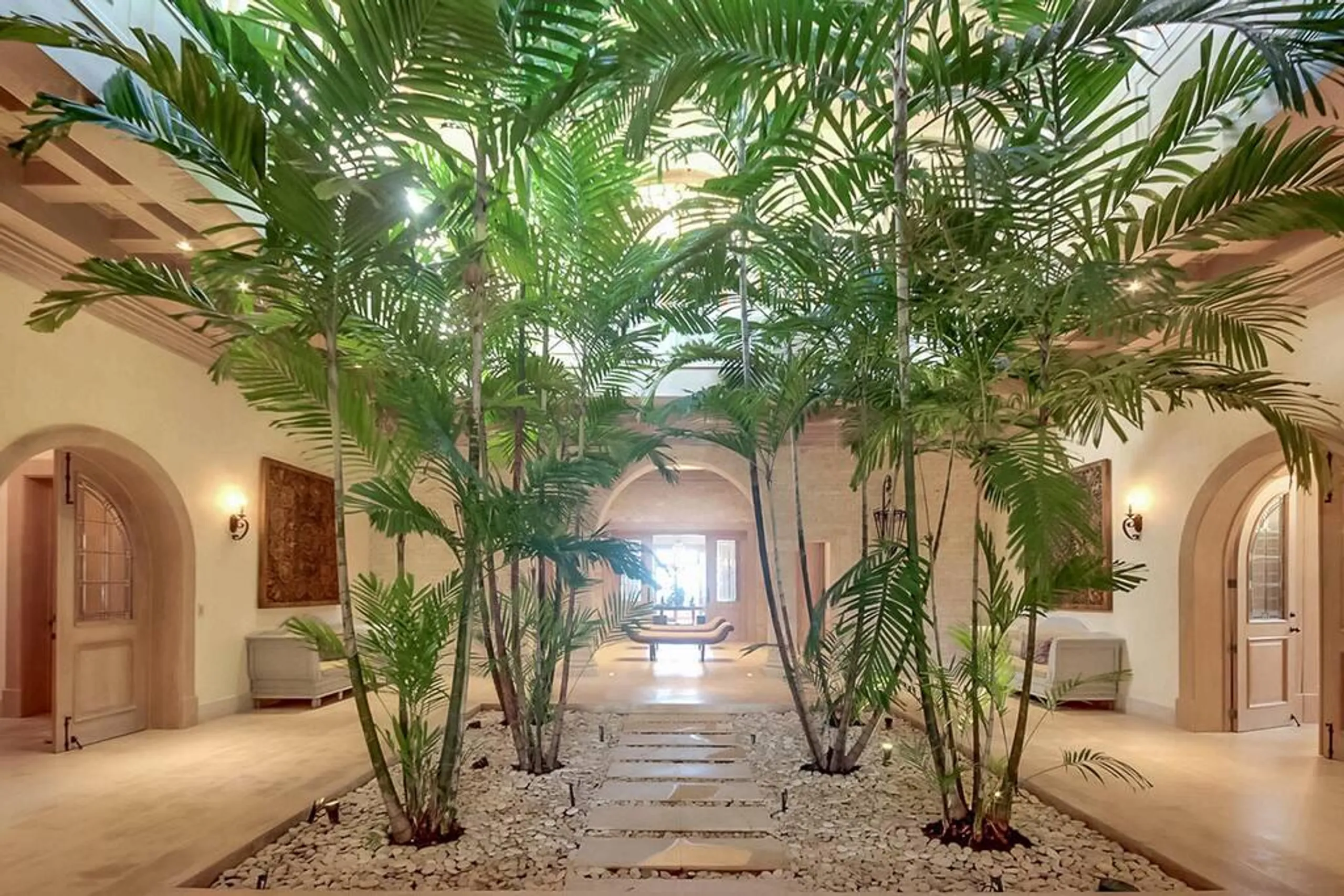 Imposing Beachfront Villa with Infinity Pool and Walks to Beach — photograph 6