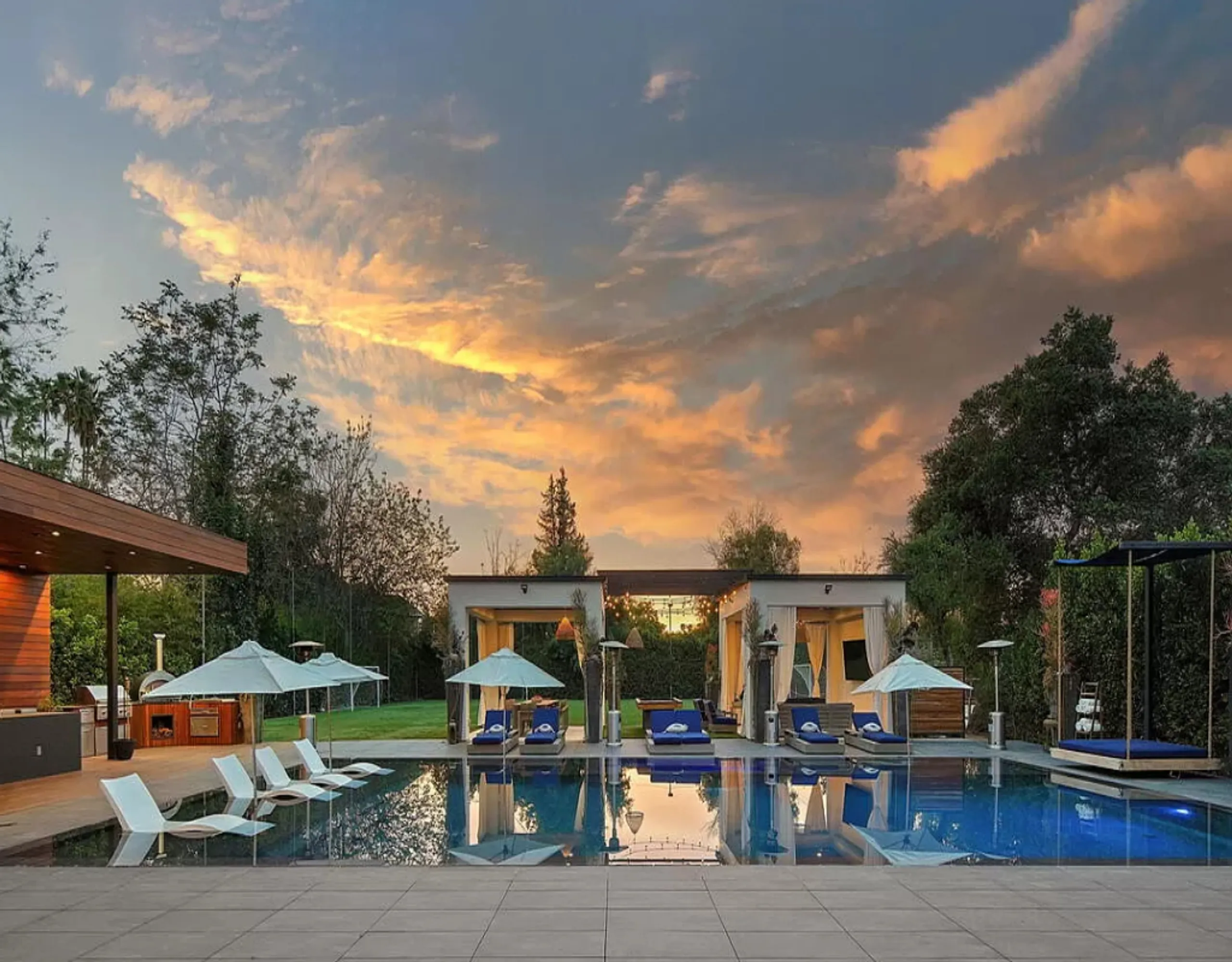 Outstanding Tarzana Estate with Invigorating Pool — photograph 5