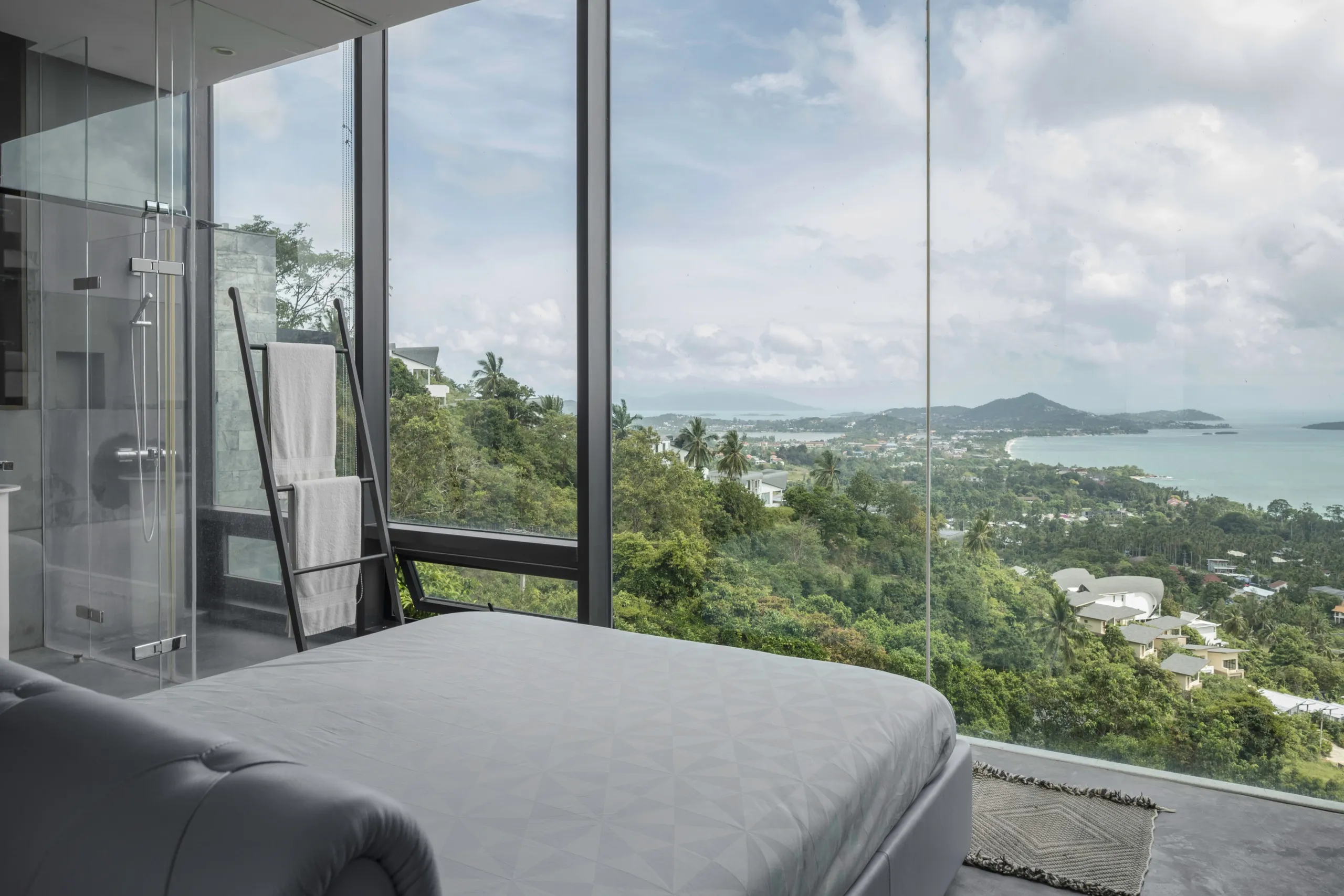 Modern Tropical Villa with 17-Meter Saltwater Infinity Pool and Panoramic Background — photograph 9