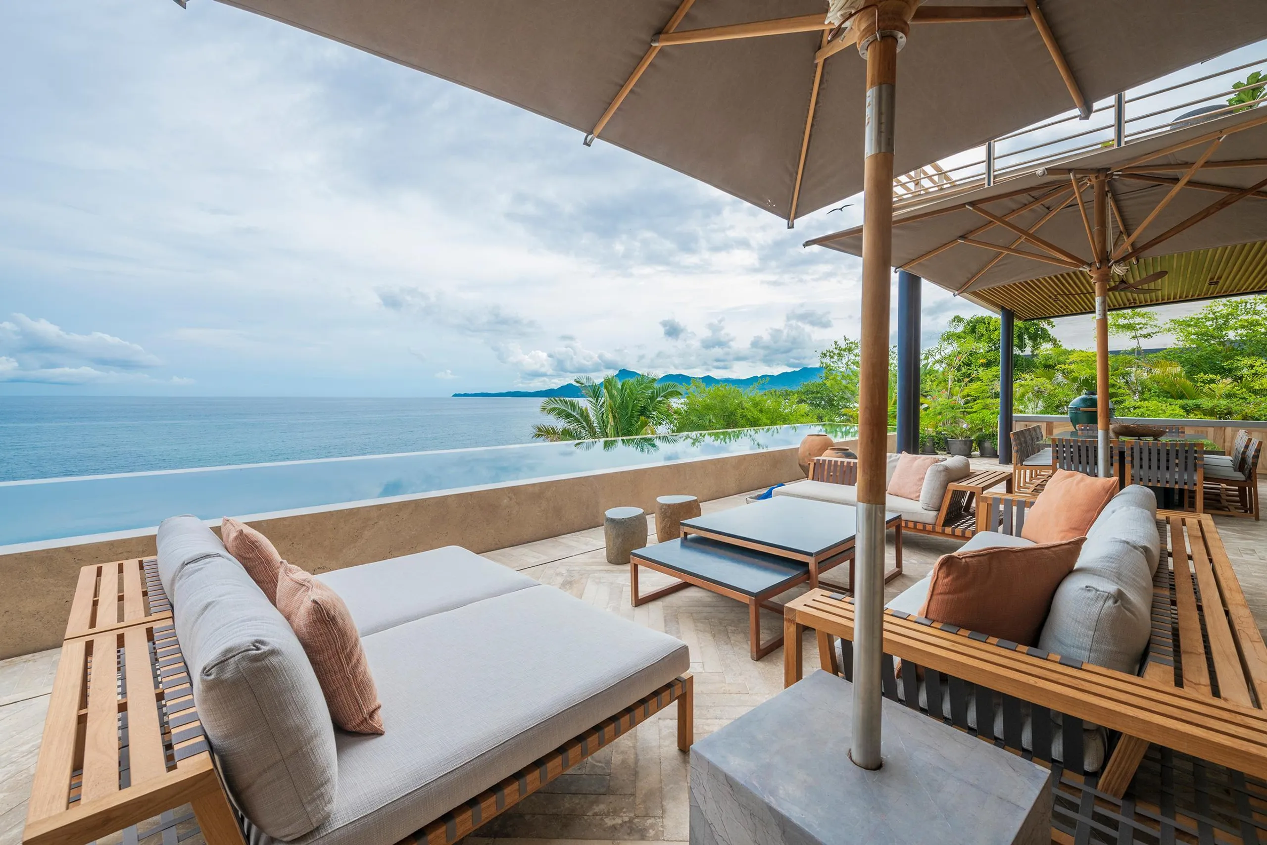 Beautiful Oceanfront Luxe Estate, with Infinity Pool Overlooking Litibu Bay — photograph 7