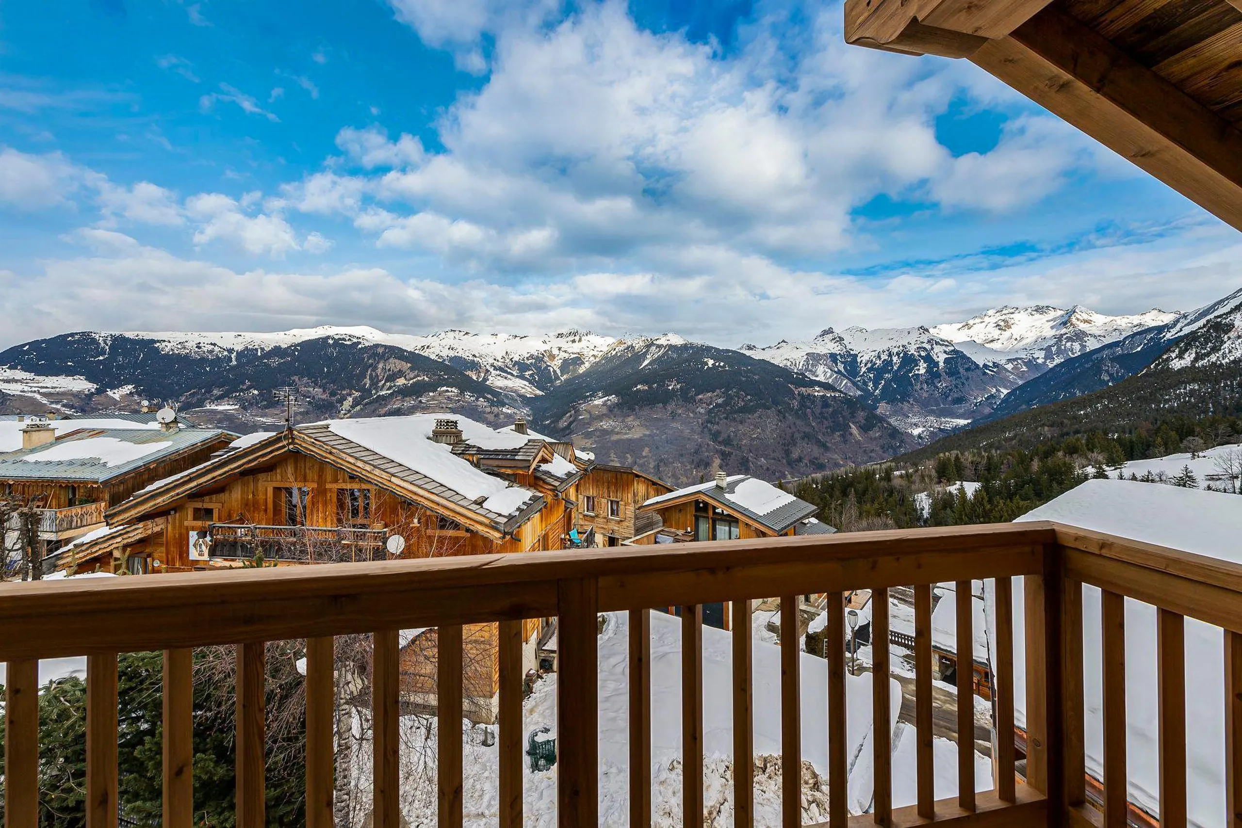 Ornate Alpine Retreat with Modern Amenities and Panoramic Views of the Surrounding Mountains — photograph 2