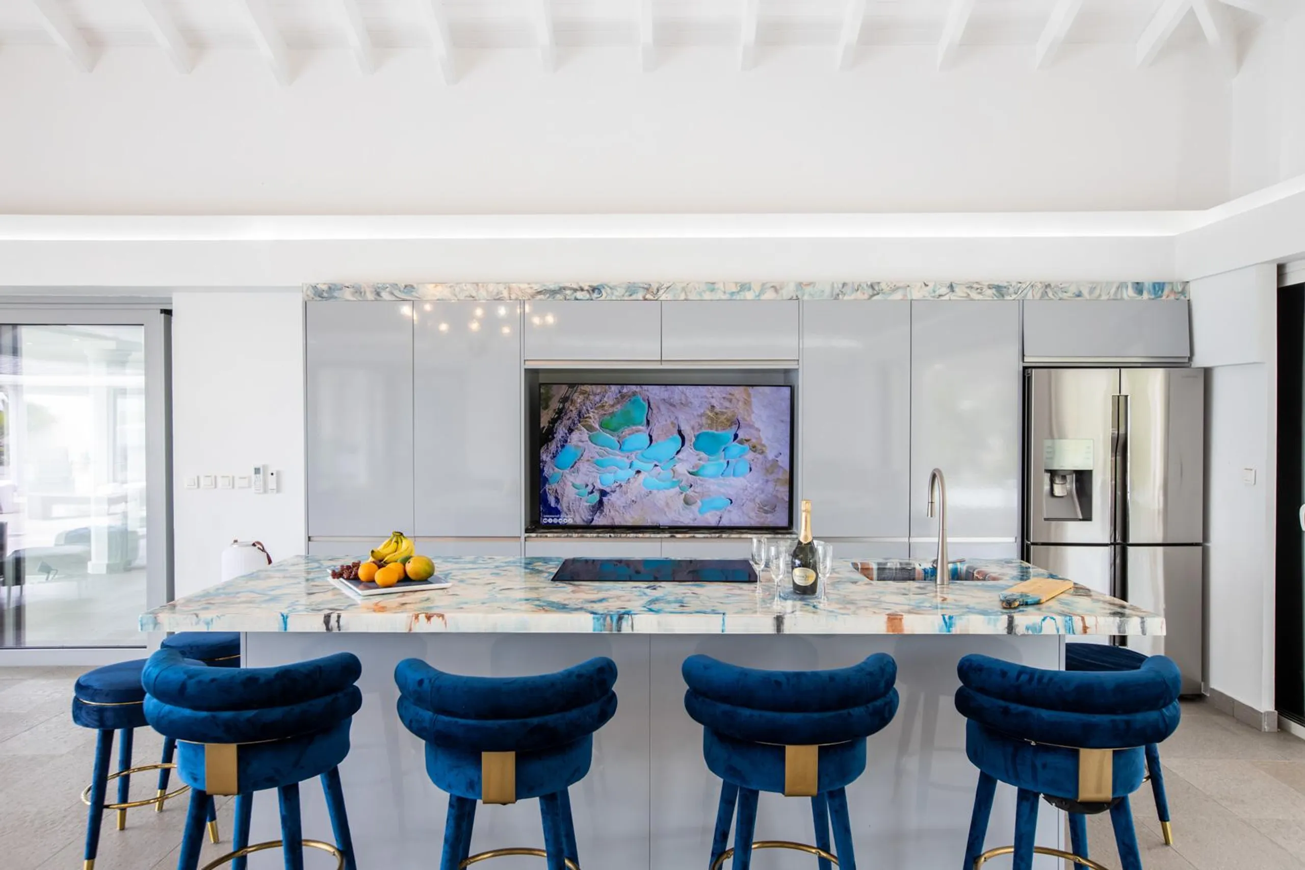 Incredible Terres Basses Villa with Invigorating Pools, Jacuzzi, and Fitness Room — photograph 8