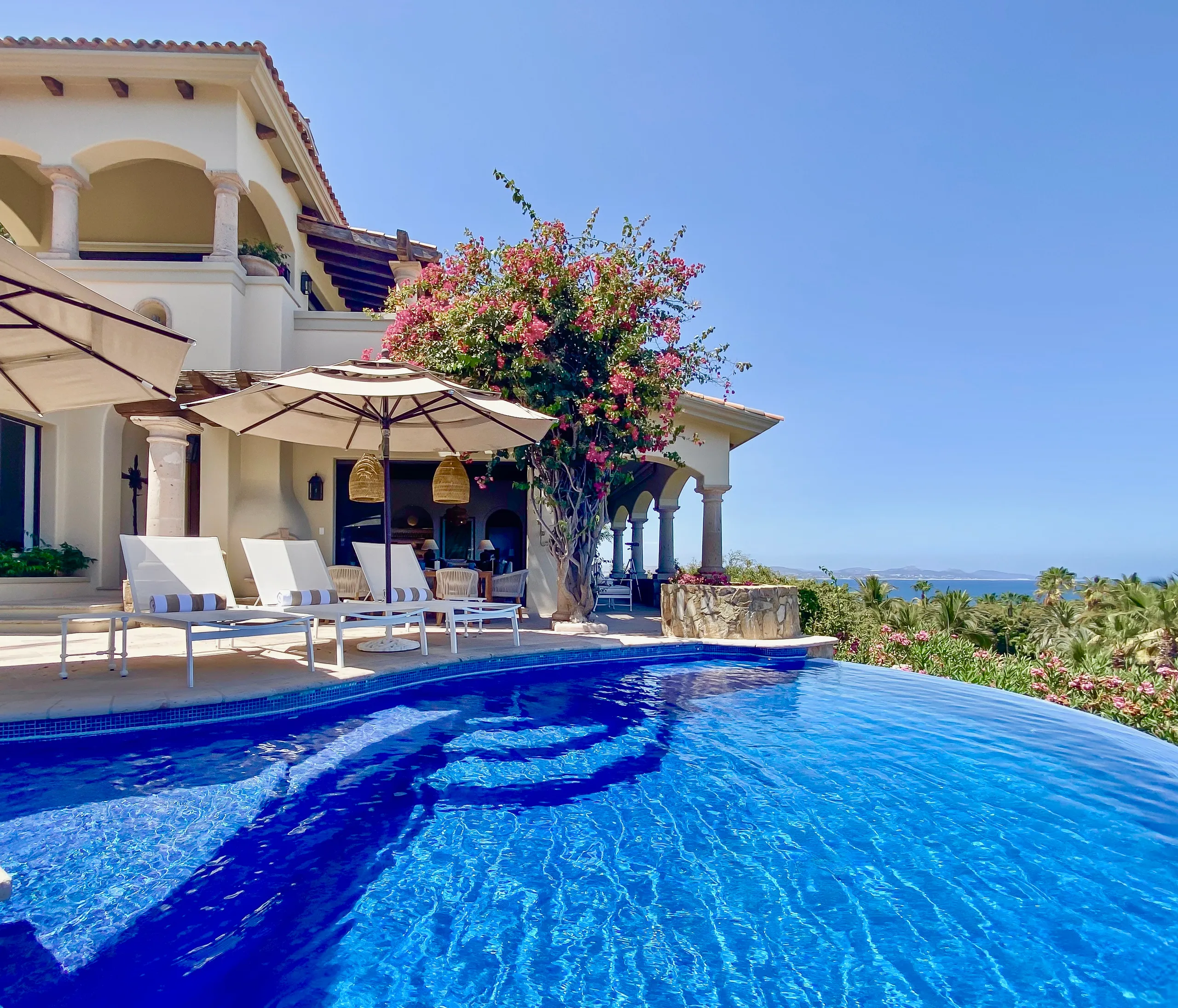Exquisite Newly Renovated Villa with Private Pool, Top-Tier Amenities, and Sea of Cortez Views — photograph 2