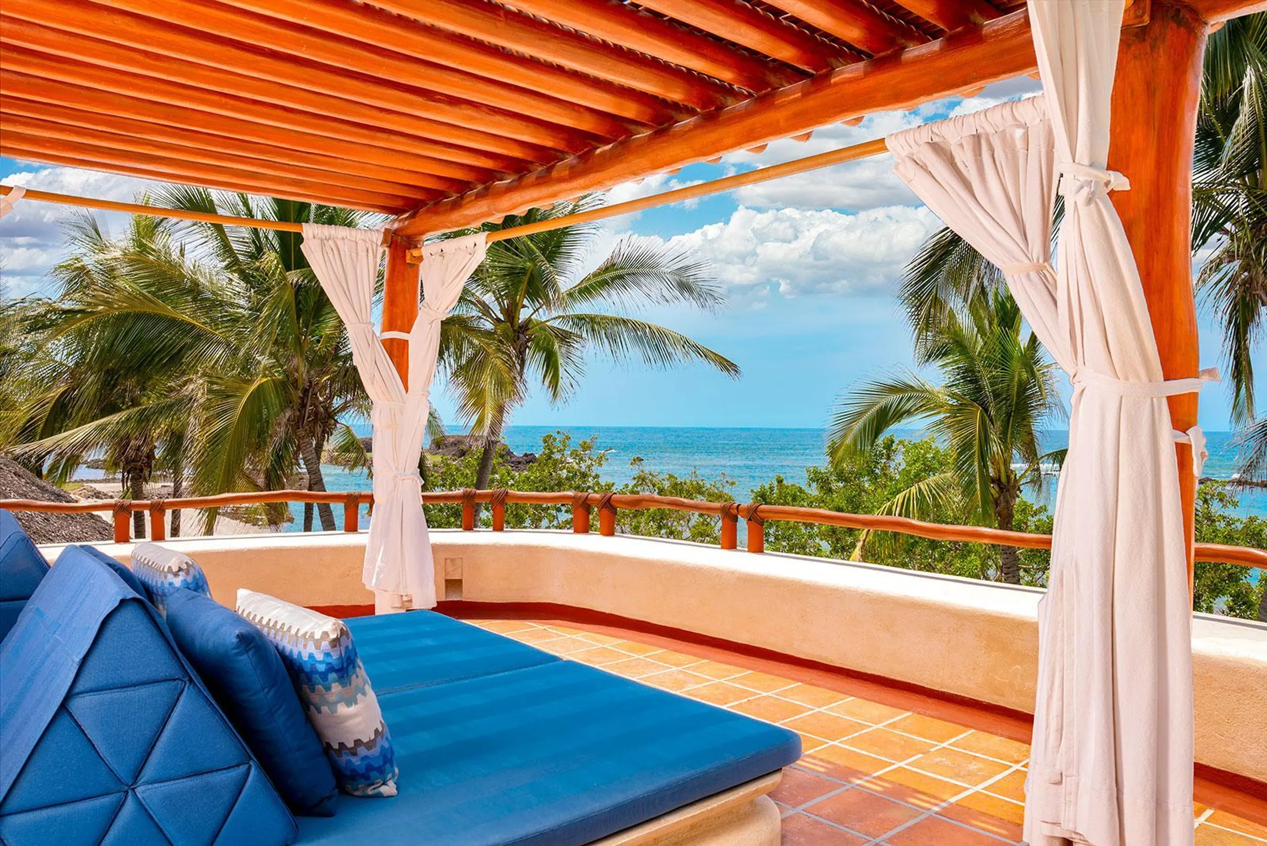 El Banco Beach Front Estate with Grand Infinity Pool and Panoramic Ocean Views — photograph 8