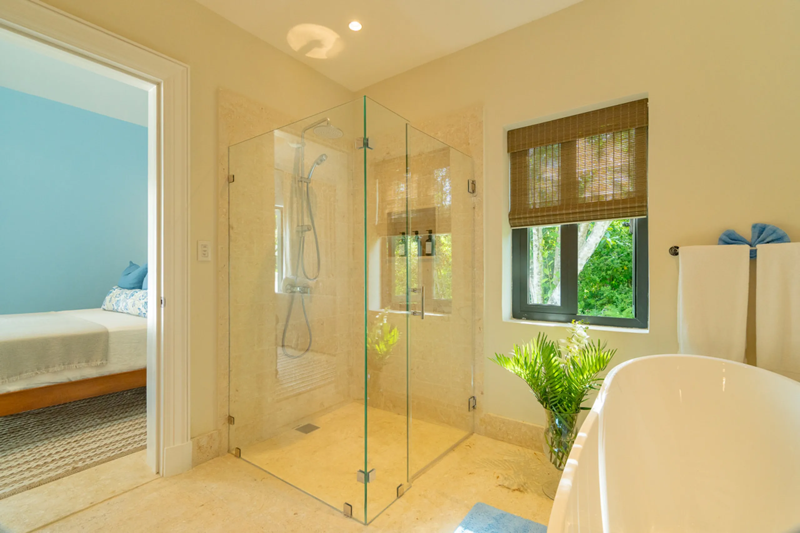Graceful 7BDR Villa with Private Pool and Lake Views — photograph 9