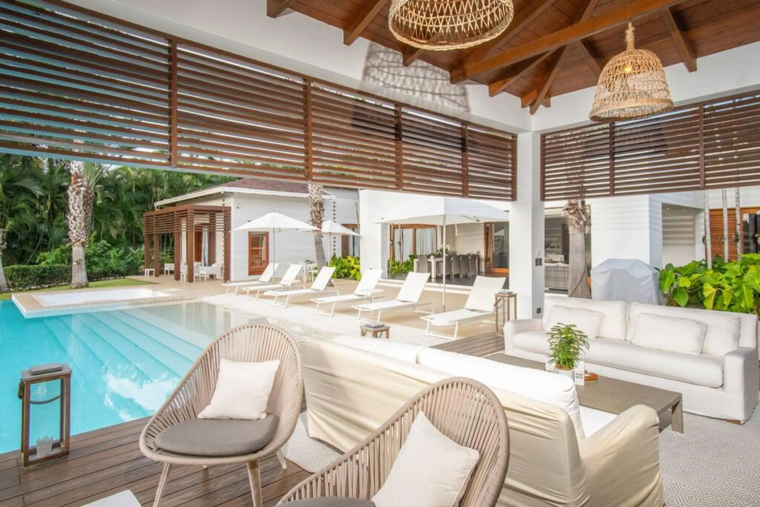 Luminous and Lush Paradise Villa with Private Pool and Stunning Views — photograph 5