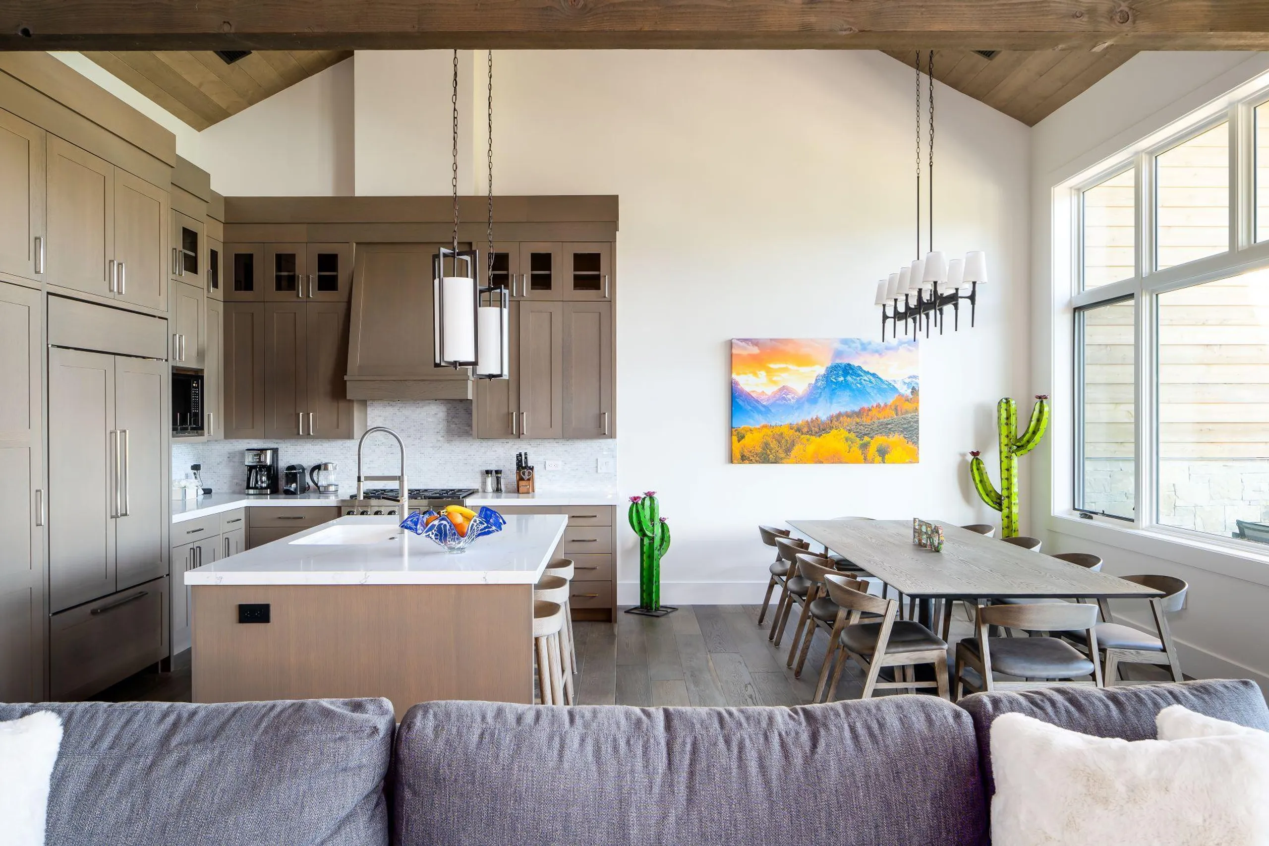 Big Sky Vista Residence with Breathtaking Mountain Views, Fire Pit and Hot Tub — photograph 5