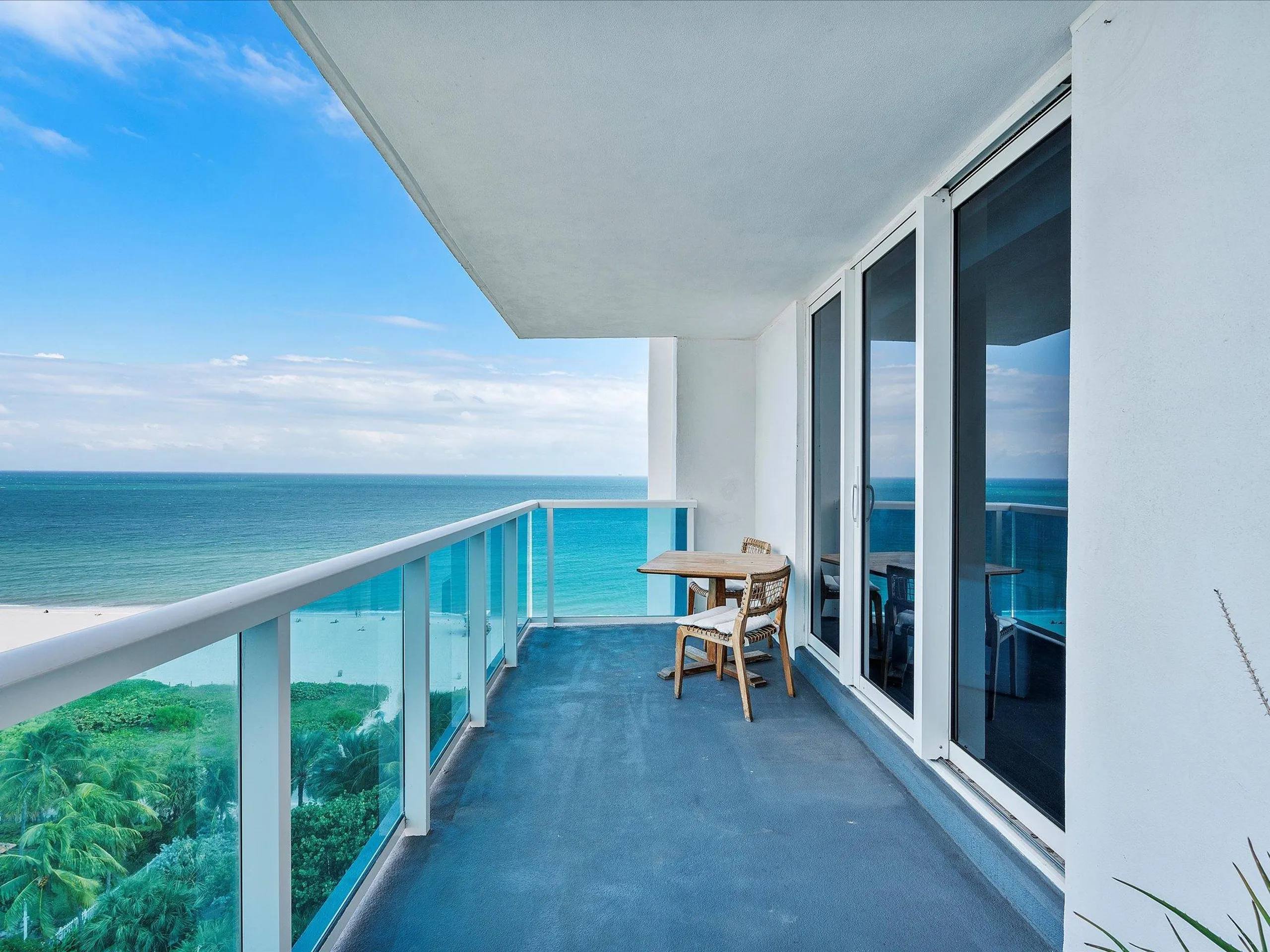 Deluxe Beachfront Retreat with Sun Deck — photograph 5