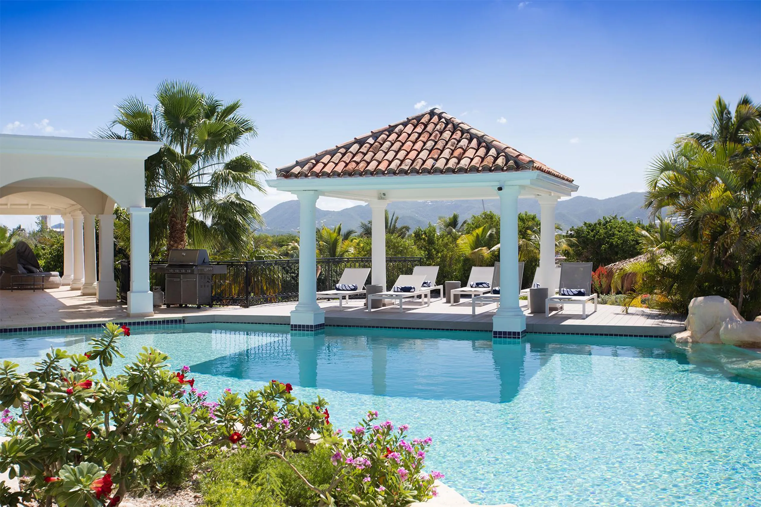 Beach Front Luxury Estate with Private Pool, Direct Beach Access and Private Boat Dock — photograph 11