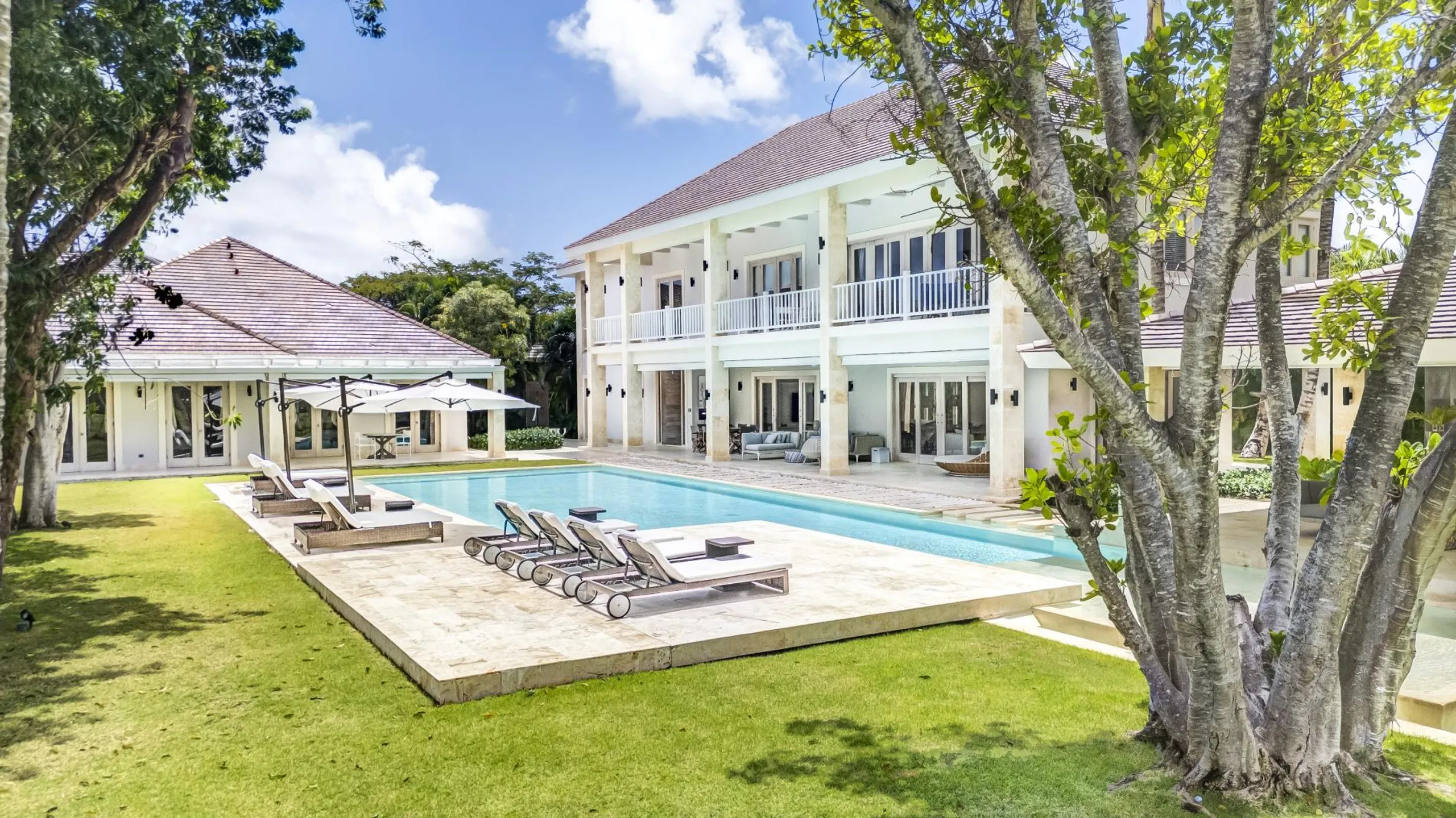 Regal Resort-Style 15 BR Estate with Infinity Pool — photograph 4