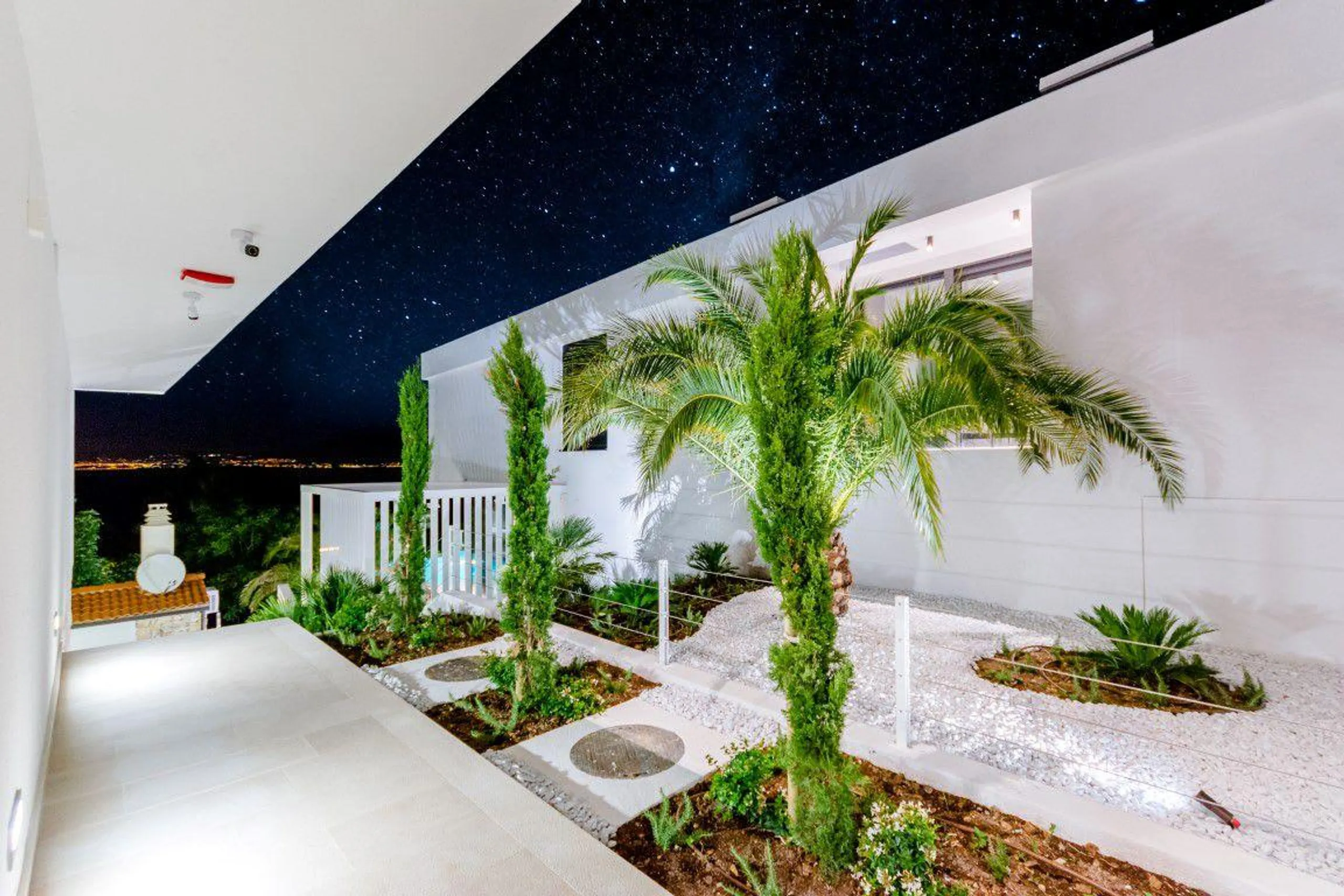 Luxurious Solid Villa with Unique Infinity Pool and Sutivan Sea Views — photograph 10