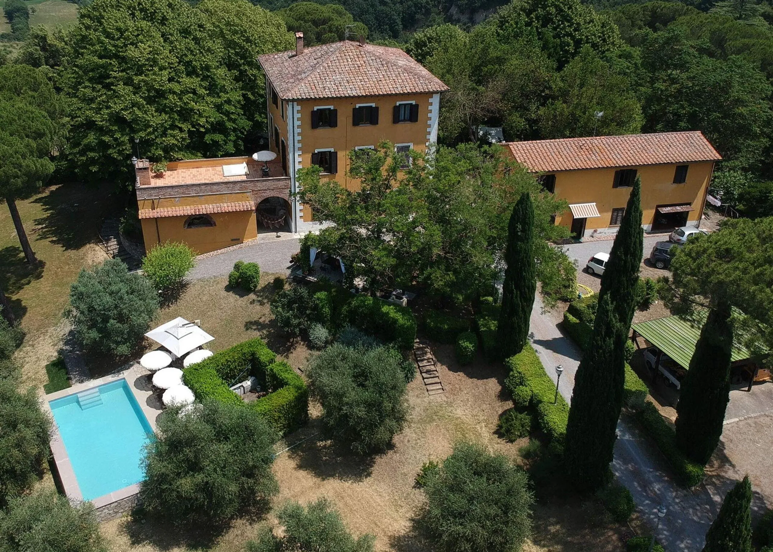 Imposing Localita Pignattaia Estate with Private Pool and Jacuzzi — photograph 2