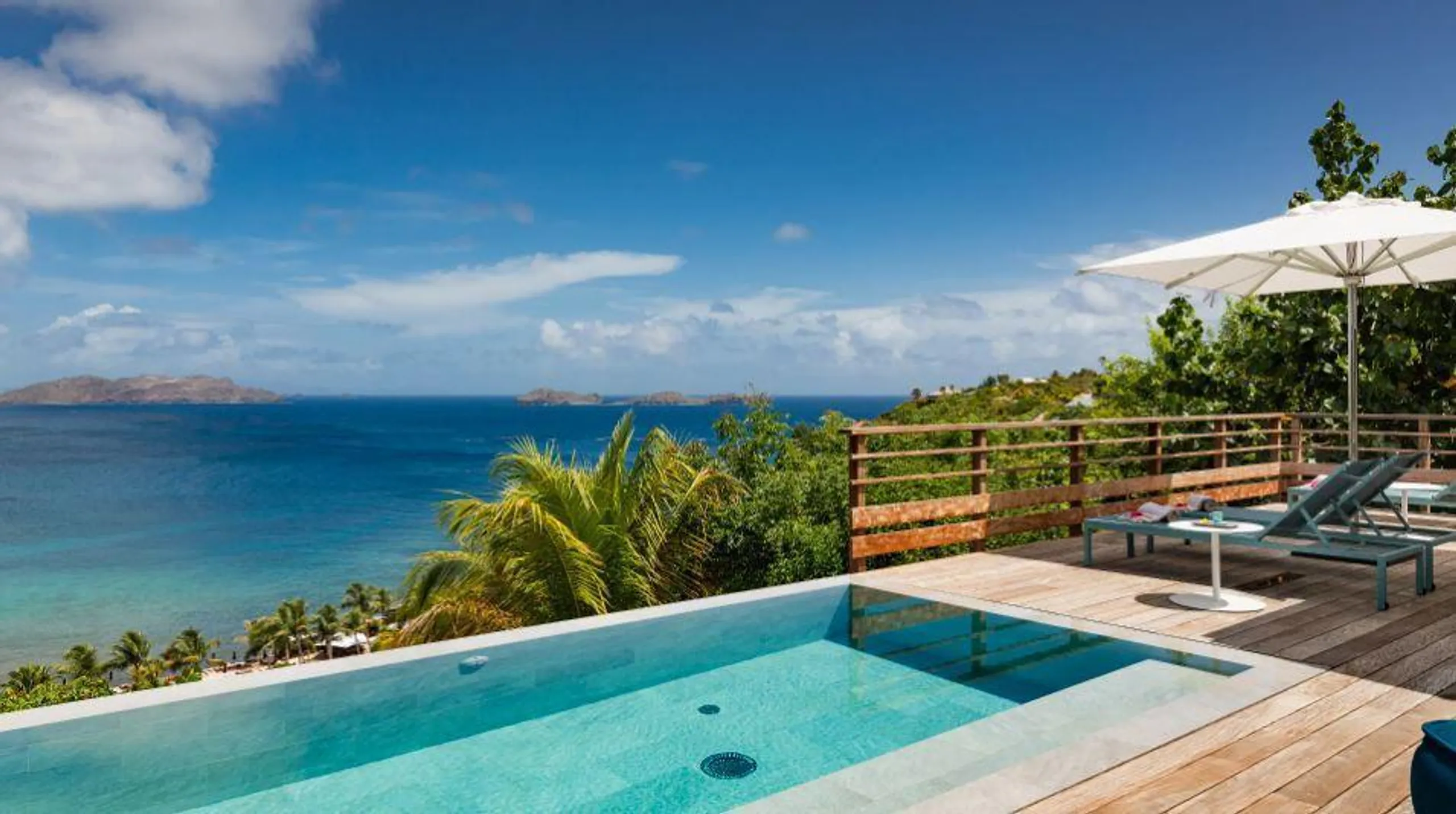 Sleek Contemporary Styled Villa with Heated Pool and Breathtaking Ocean Views — photograph 6
