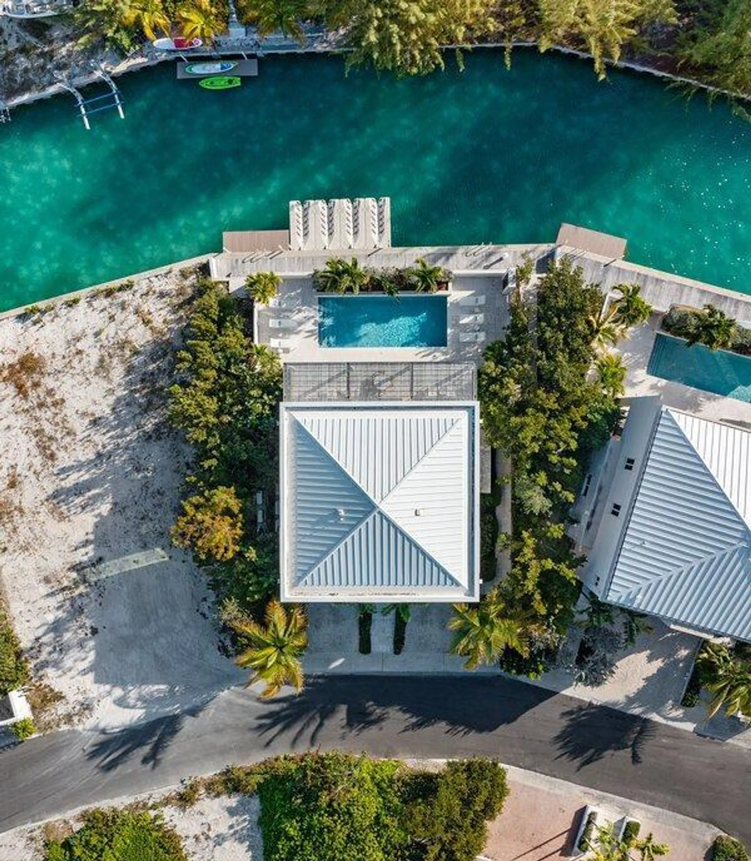 Modern Contemporary Canal Villa With Private Pool — photograph 5