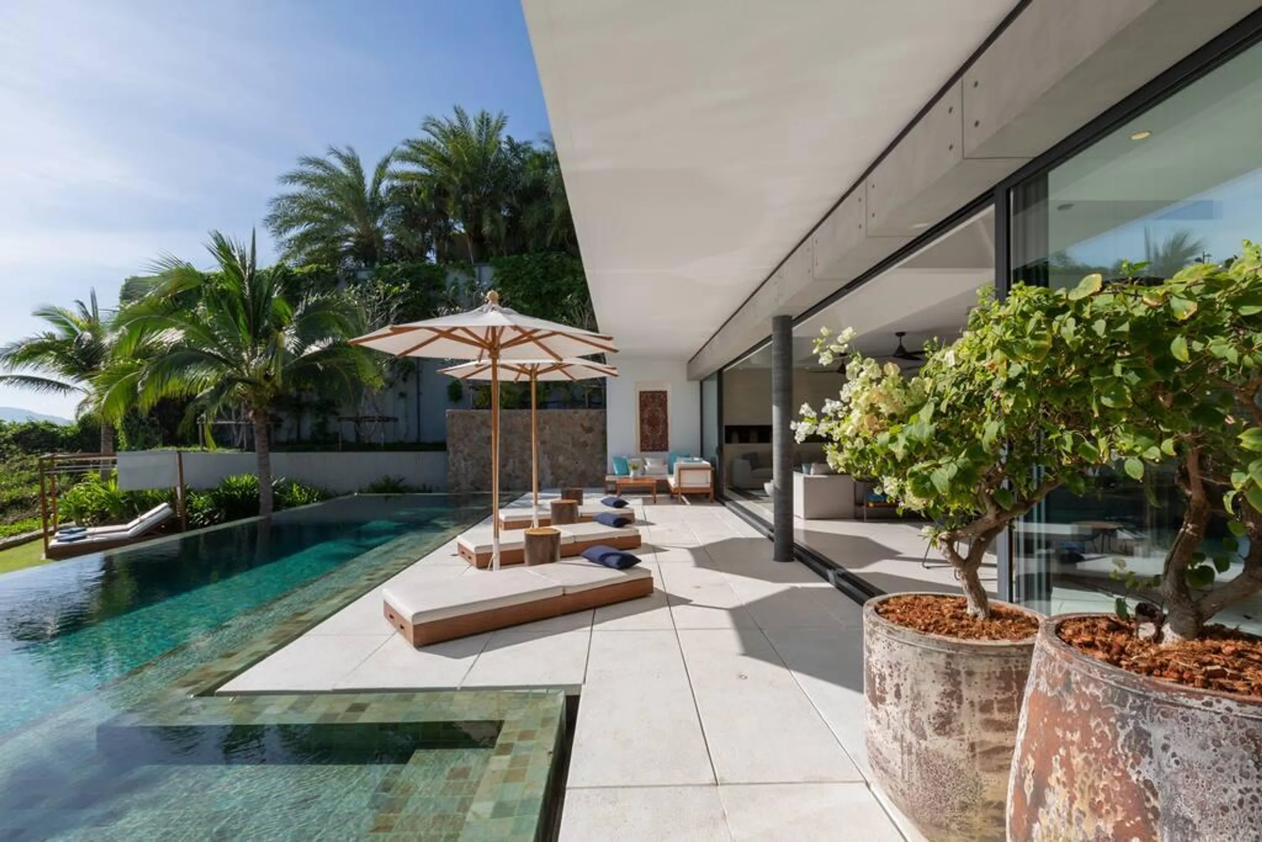 Tranquil Beachfront Villa with Infinity Pool — photograph 2