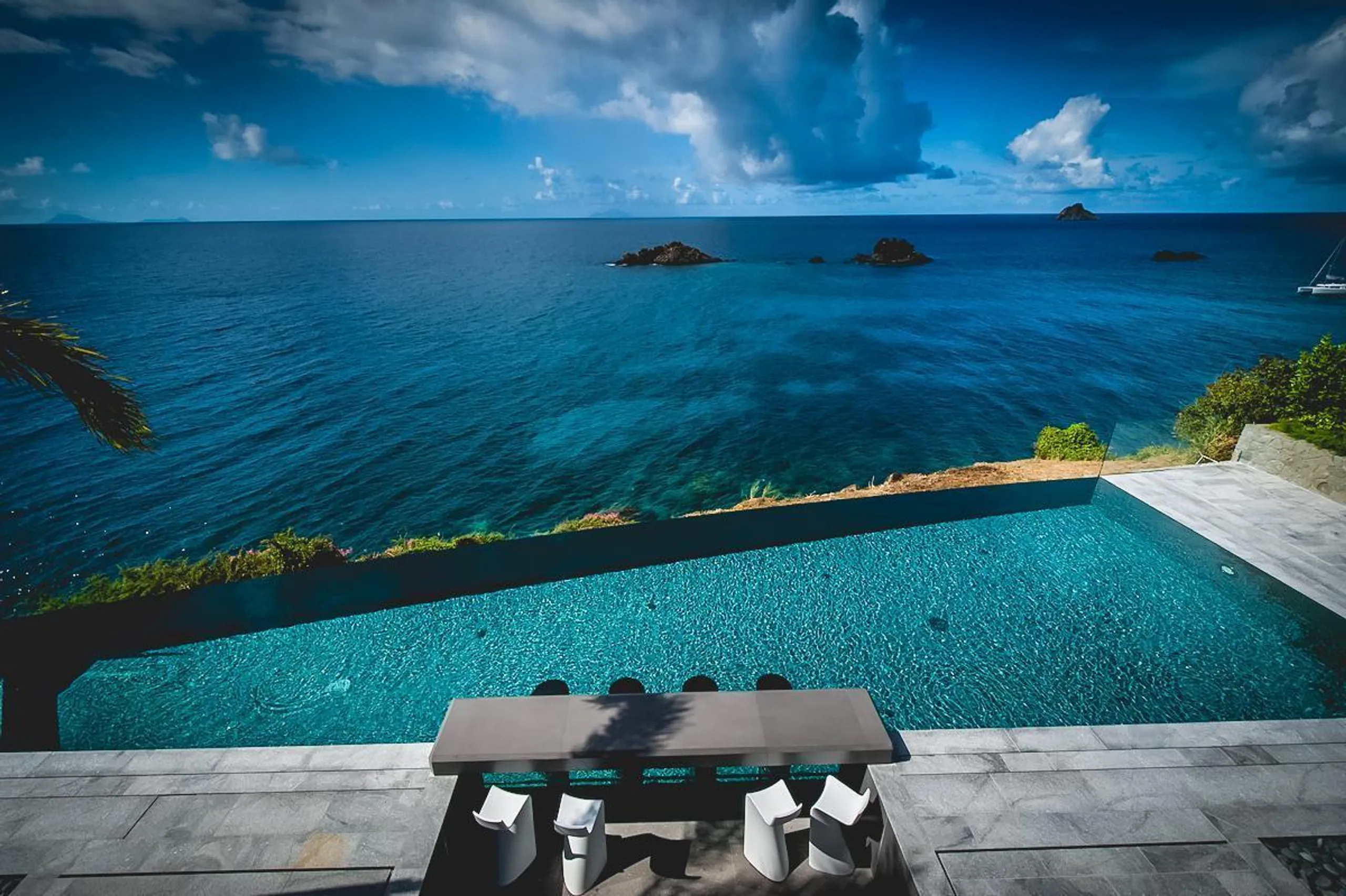 Sweeping Sleek and Stunning Oceanview Villa with Infinity Pool and Golfers Dream Fitness Equipment — photograph 4
