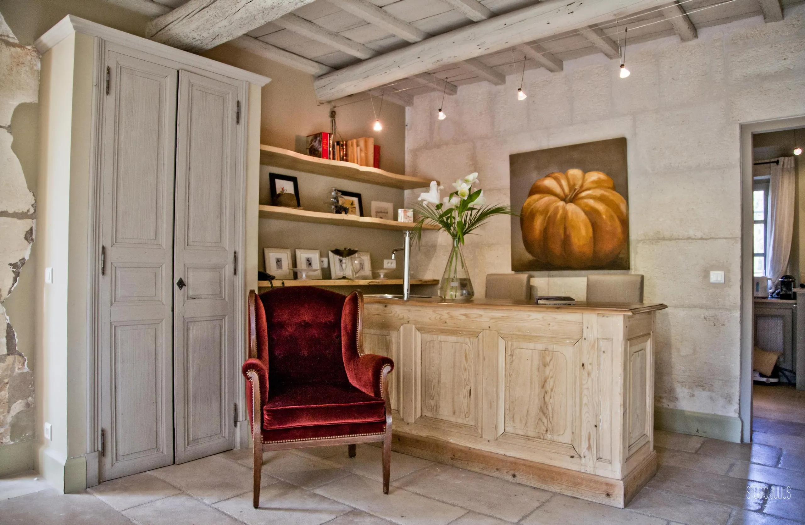 Charming Provencal Retreat with Serene Gardens and Historic Elegance in Saint Remy de Provence — photograph 11