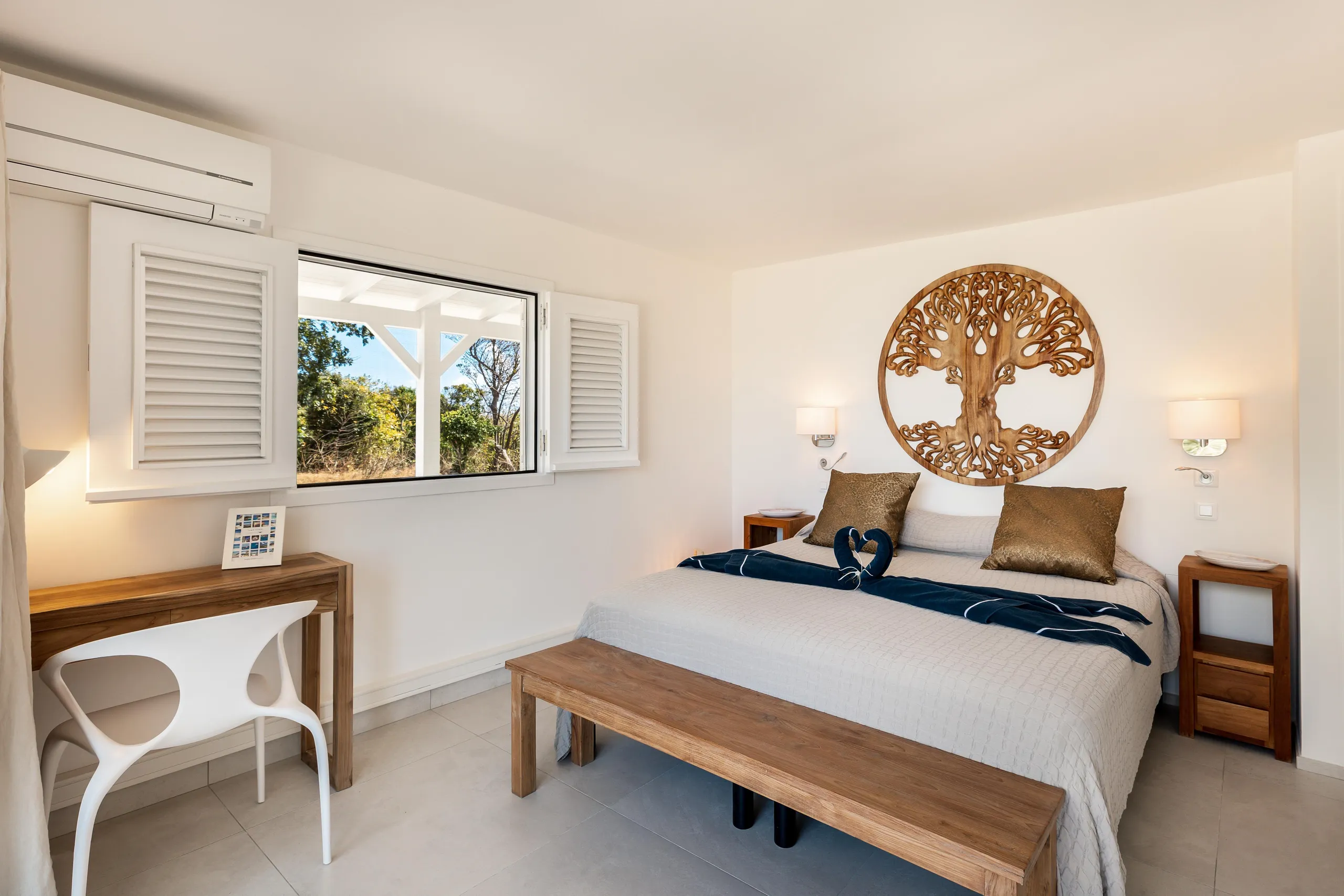 Elegant Oceanside Estate with Private Pool and Walks to Beach — photograph 11
